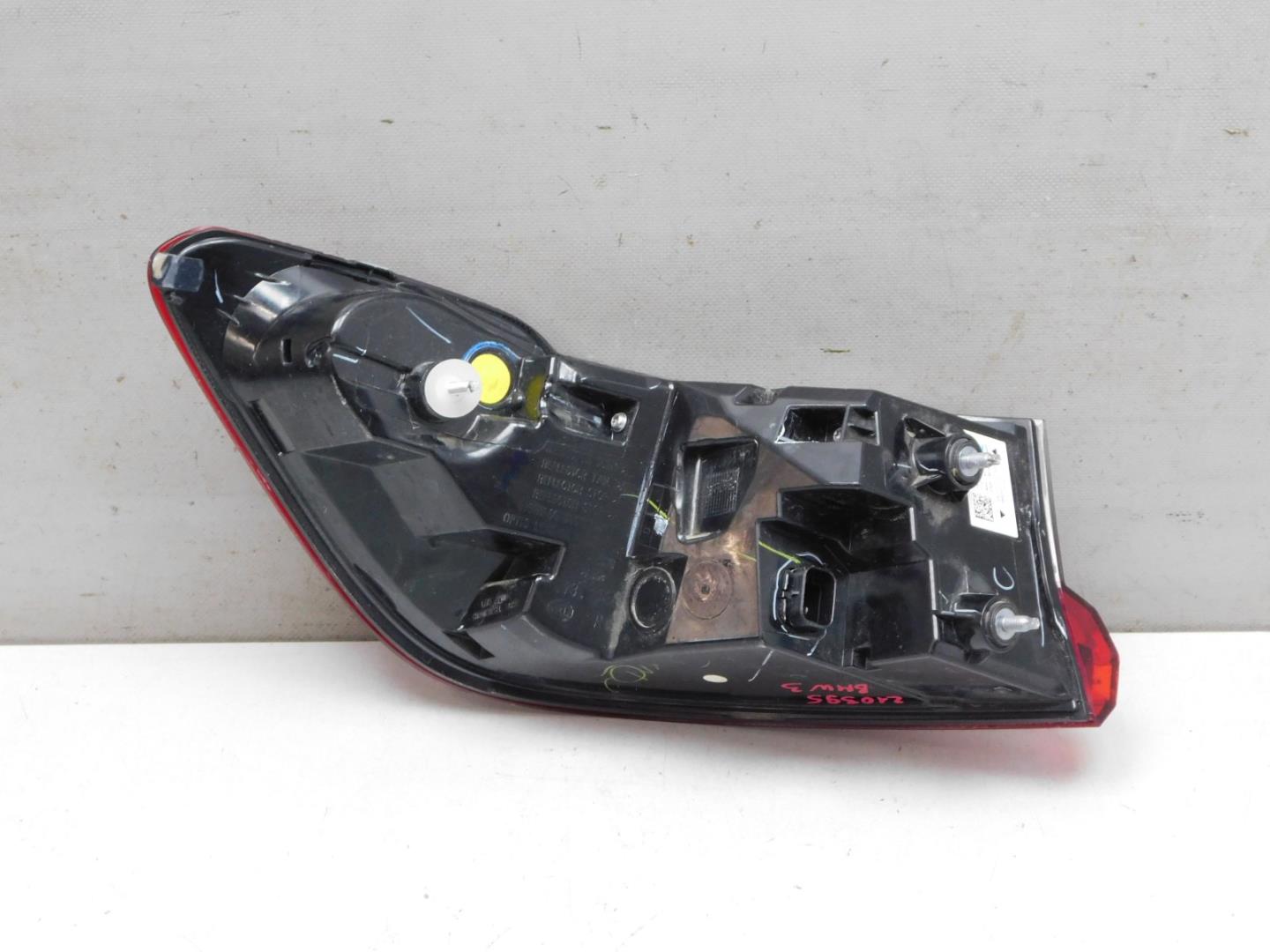 Фонарь задний наружный правый