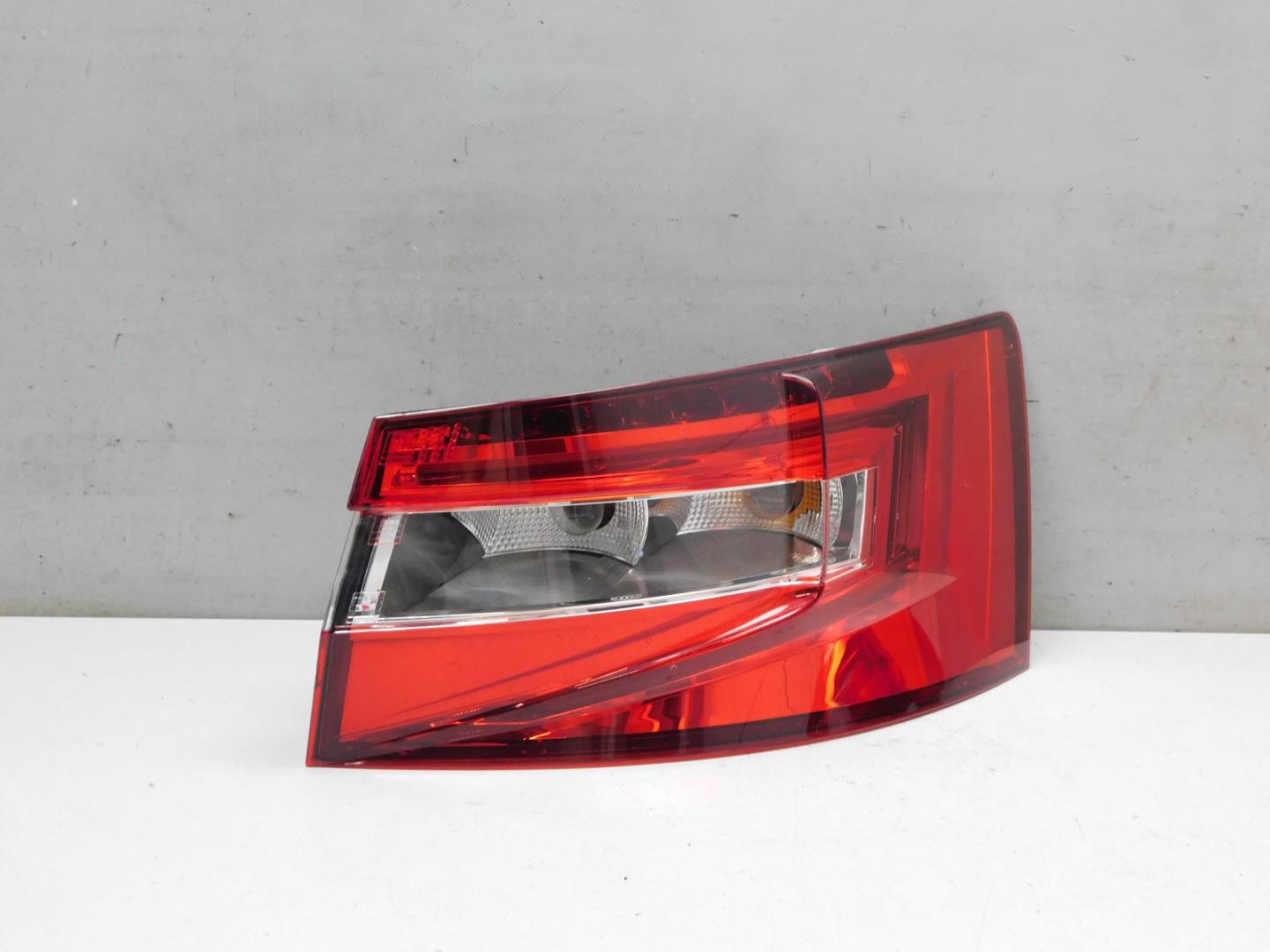 Фонарь задний наружный правый