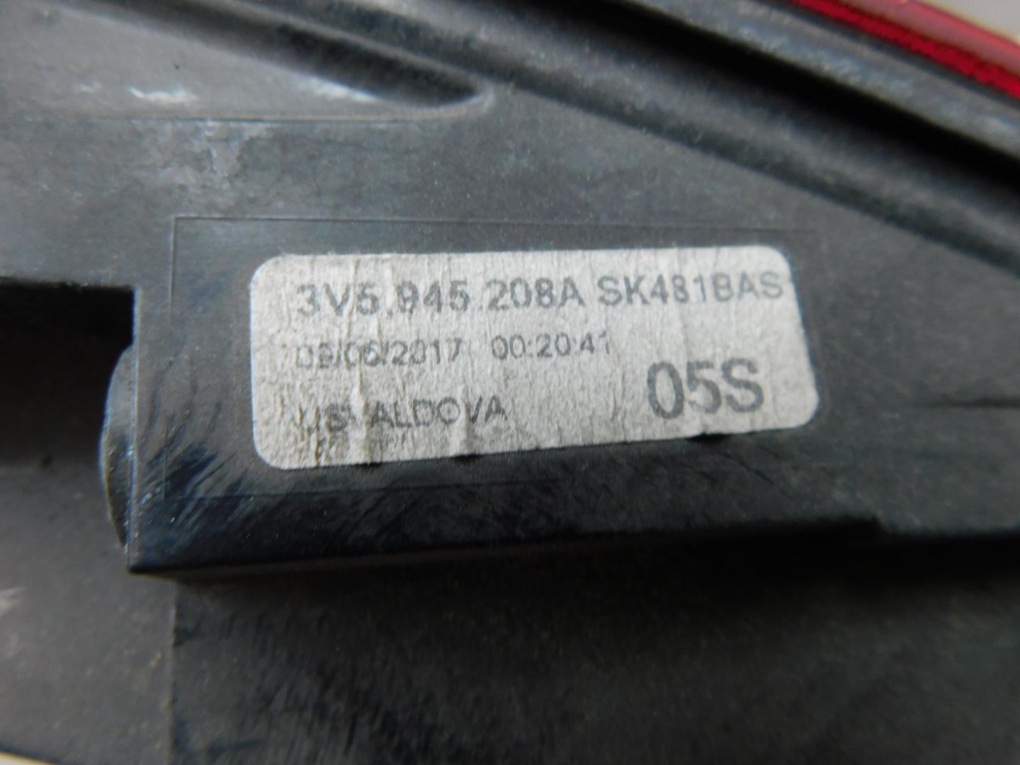 Фонарь задний наружный правый