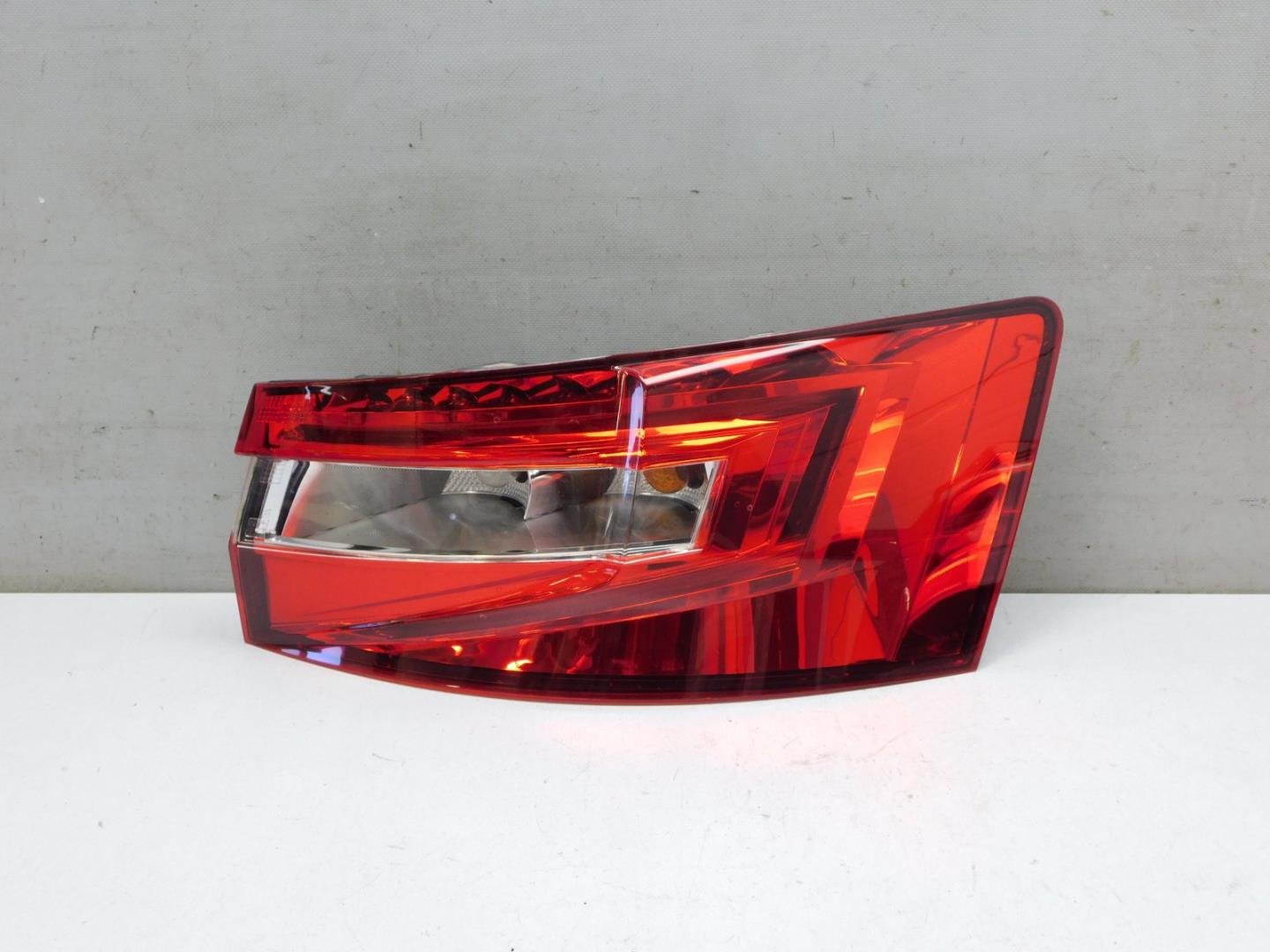 Фонарь задний наружный правый