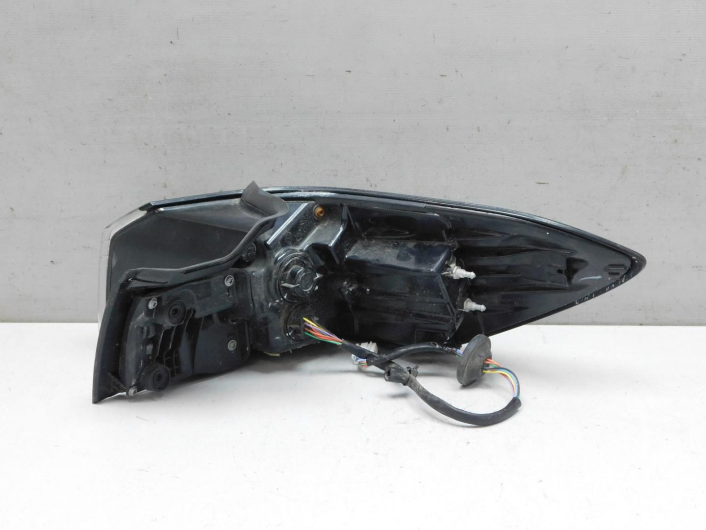 Фонарь задний наружный левый