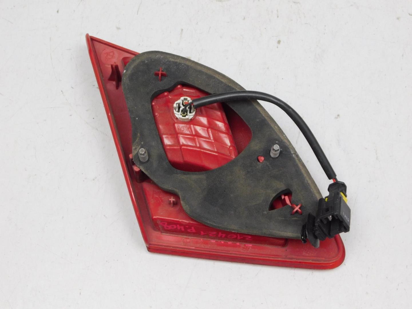 Фонарь задний внутренний правый