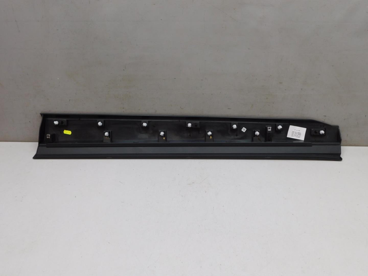 Накладка двери передней левой