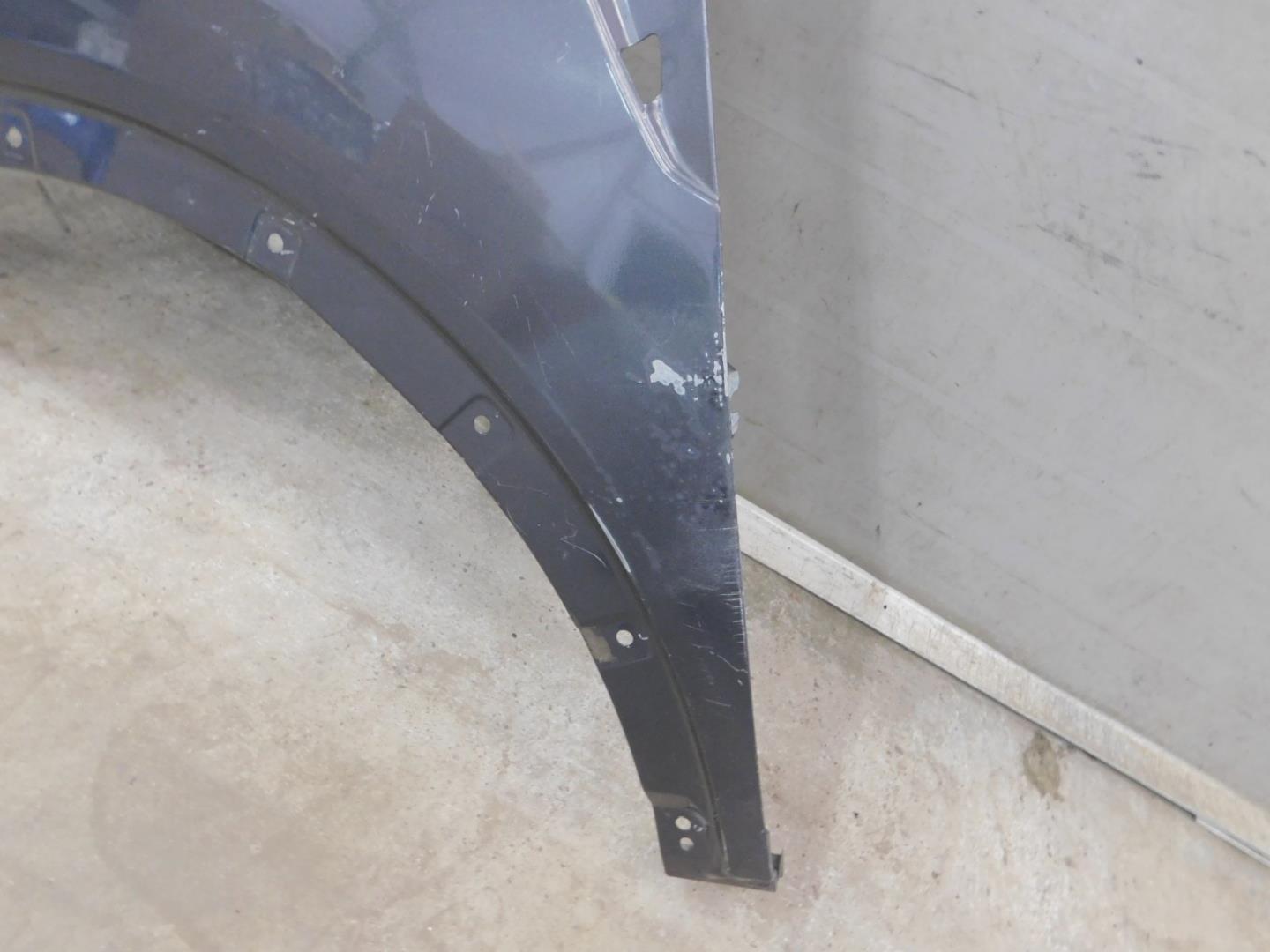 Крыло переднее левое