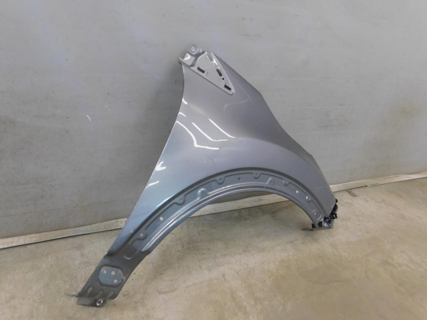 Крыло переднее правое