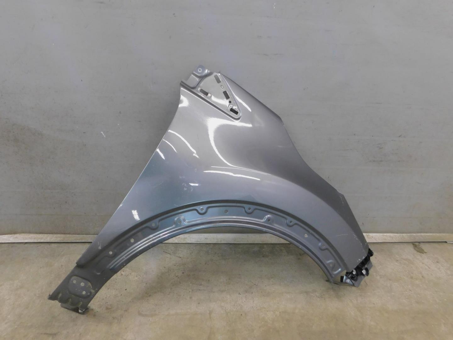 Крыло переднее правое