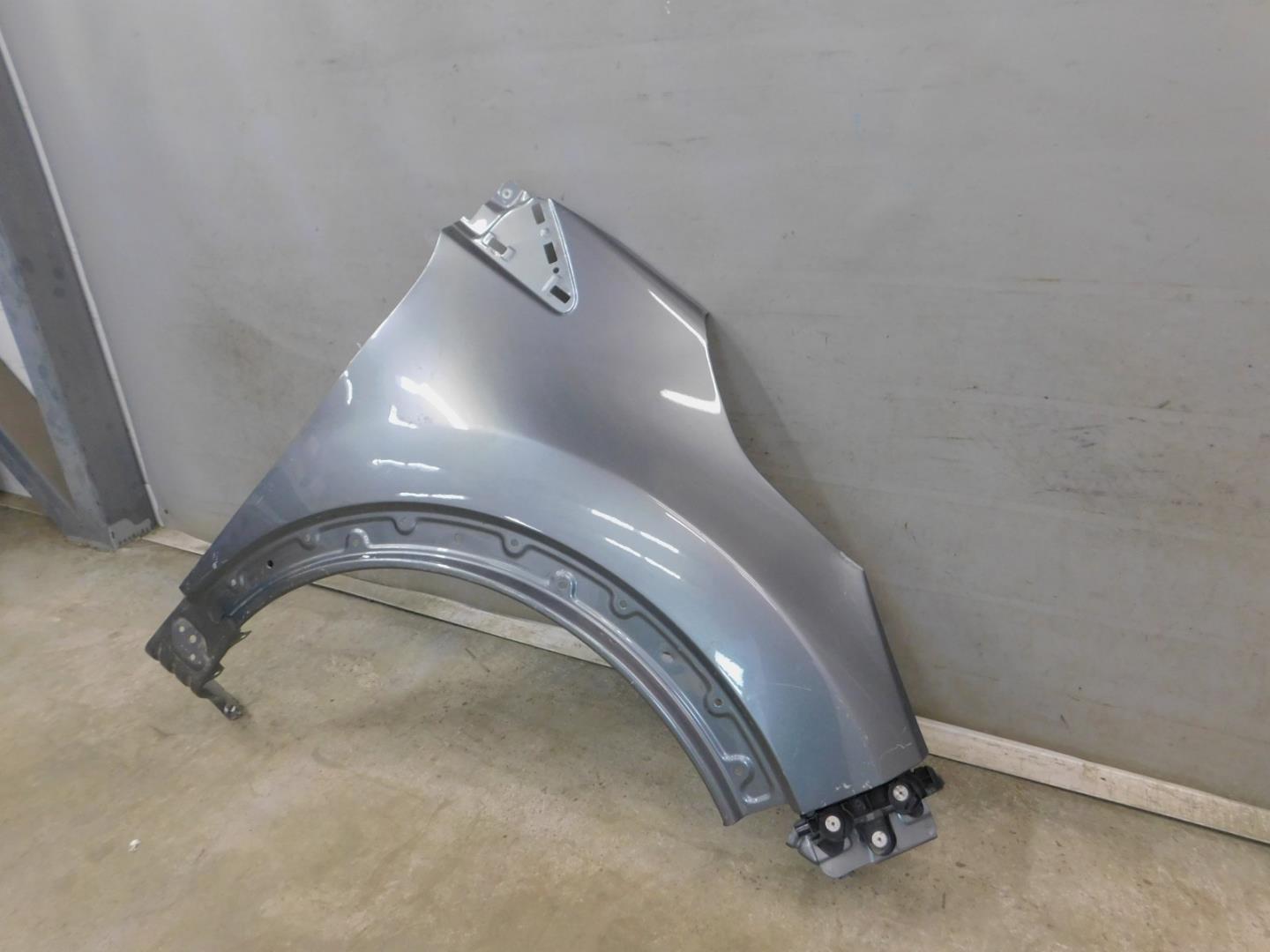 Крыло переднее правое