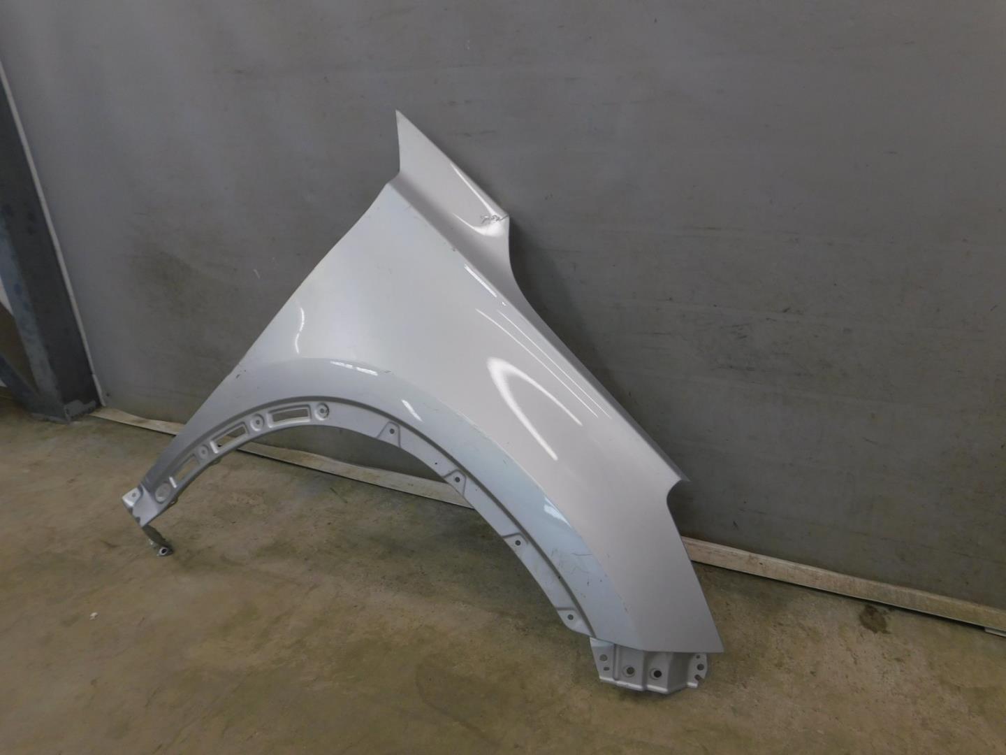 Крыло переднее правое