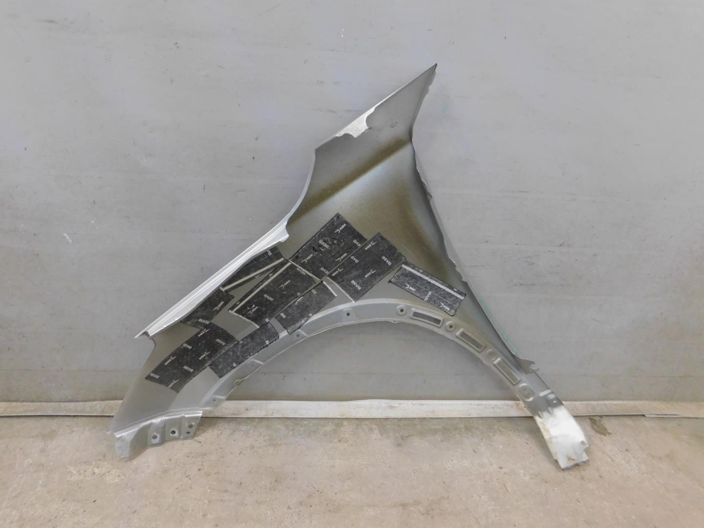 Крыло переднее правое