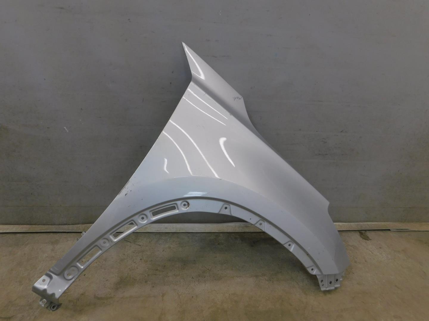 Крыло переднее правое