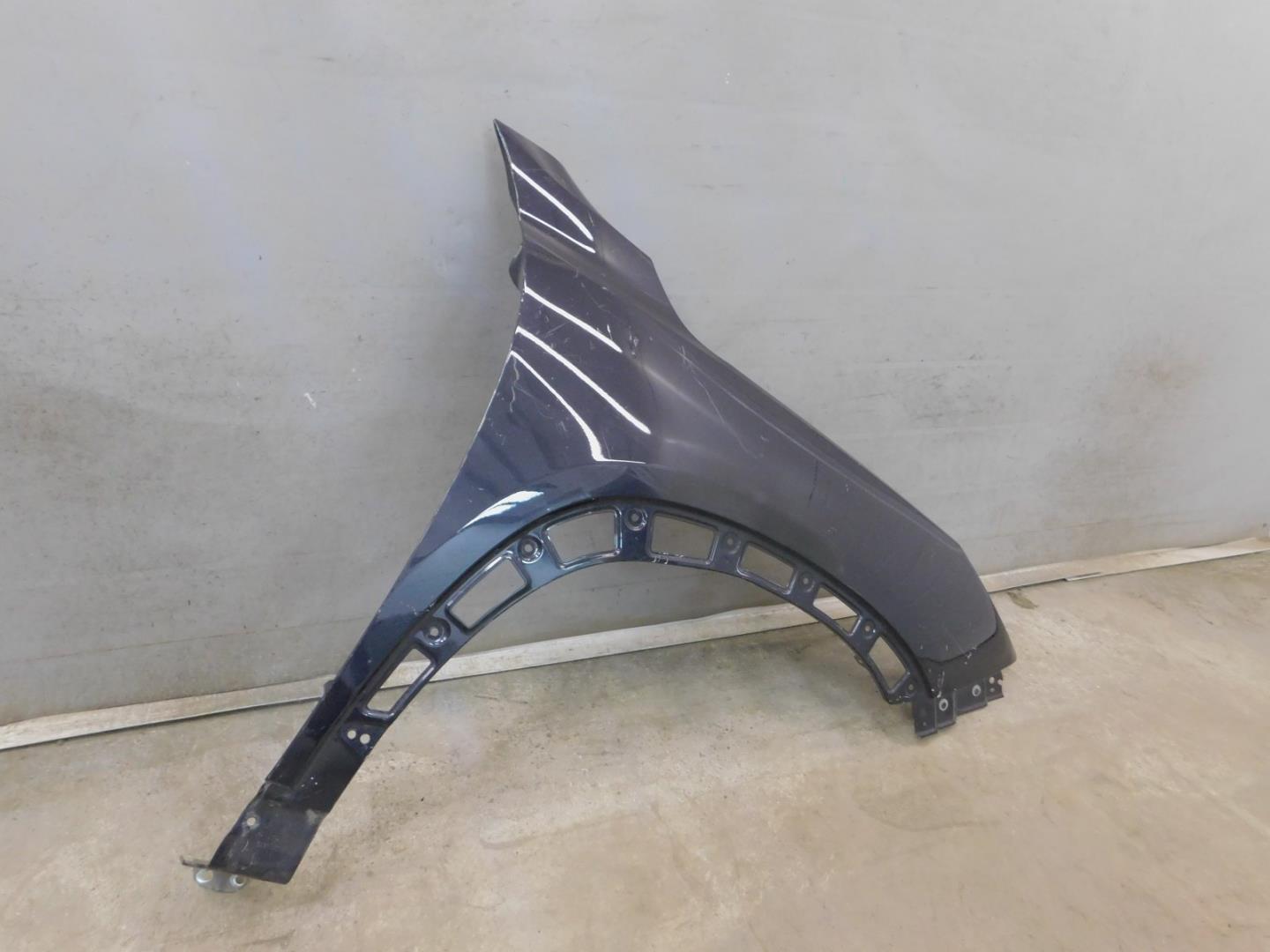 Крыло переднее правое