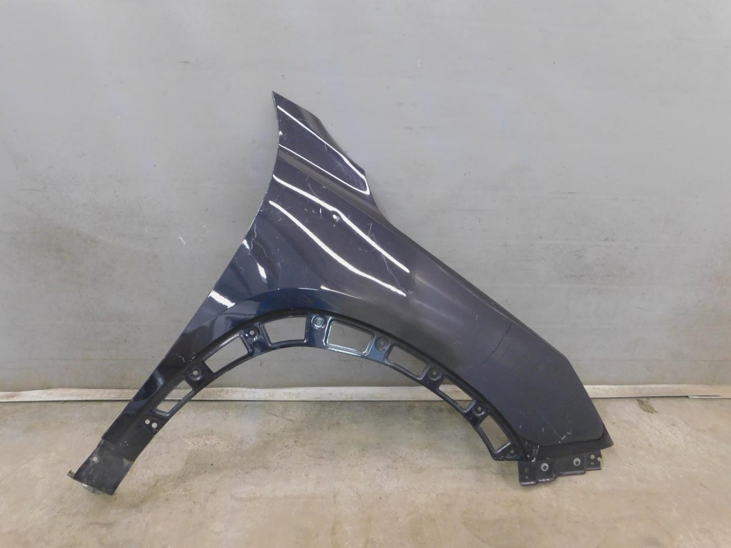 Крыло переднее правое