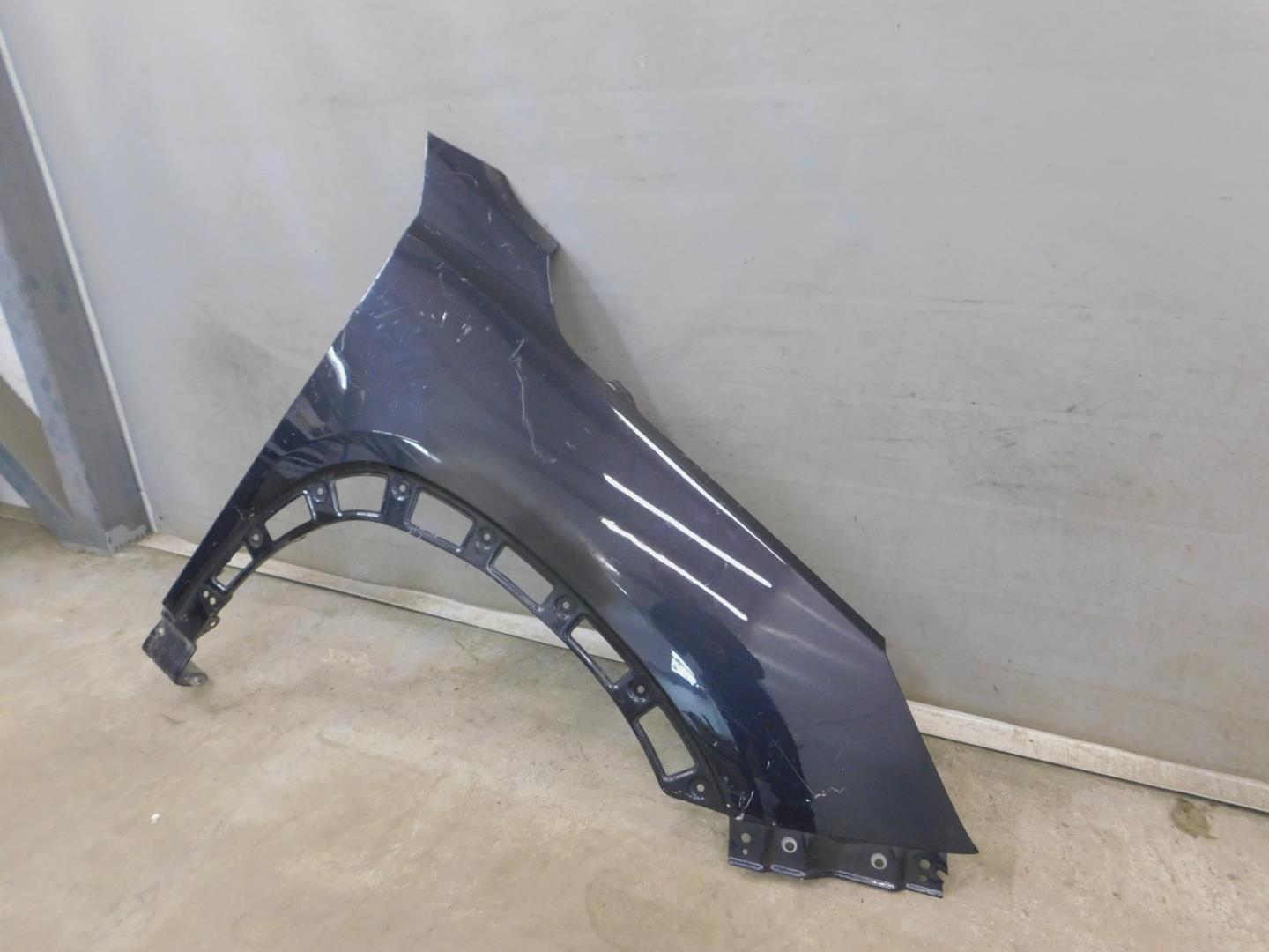 Крыло переднее правое