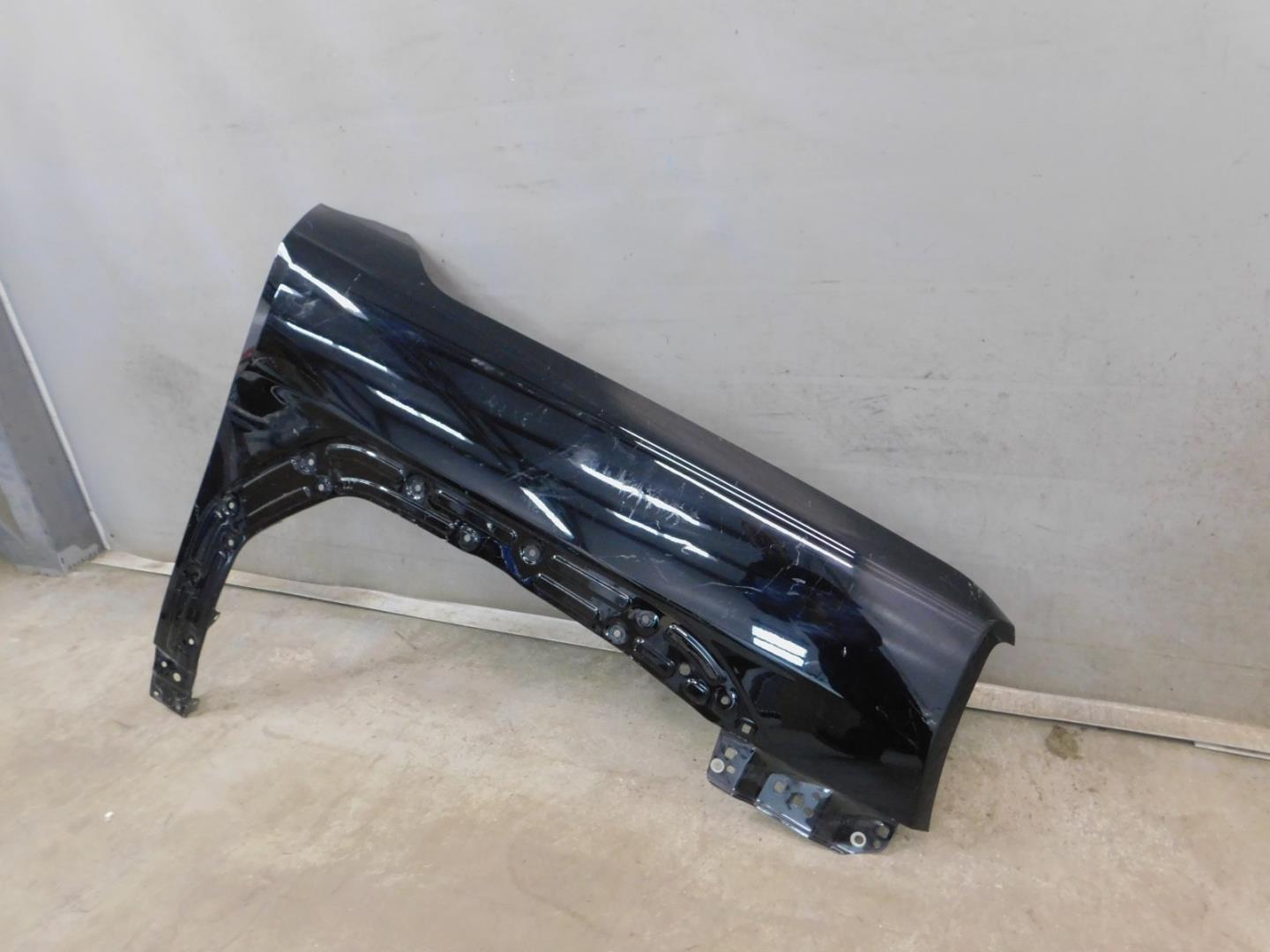 Крыло переднее правое