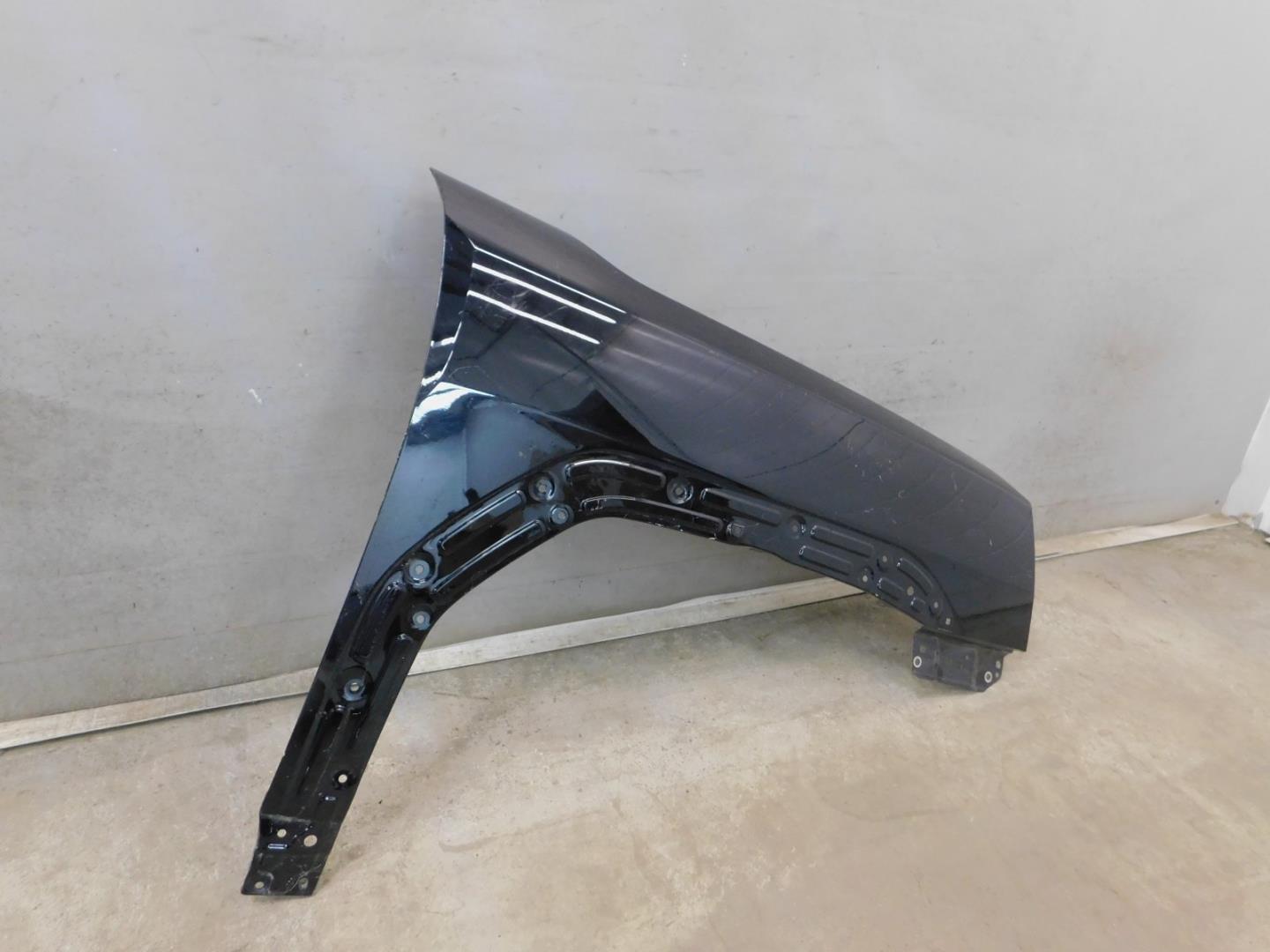 Крыло переднее правое