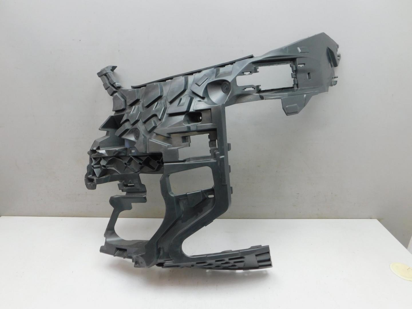 Кронштейн переднего бампера