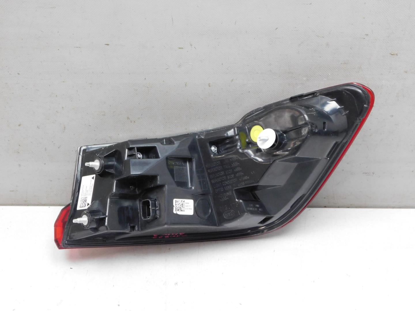 Фонарь задний наружный левый