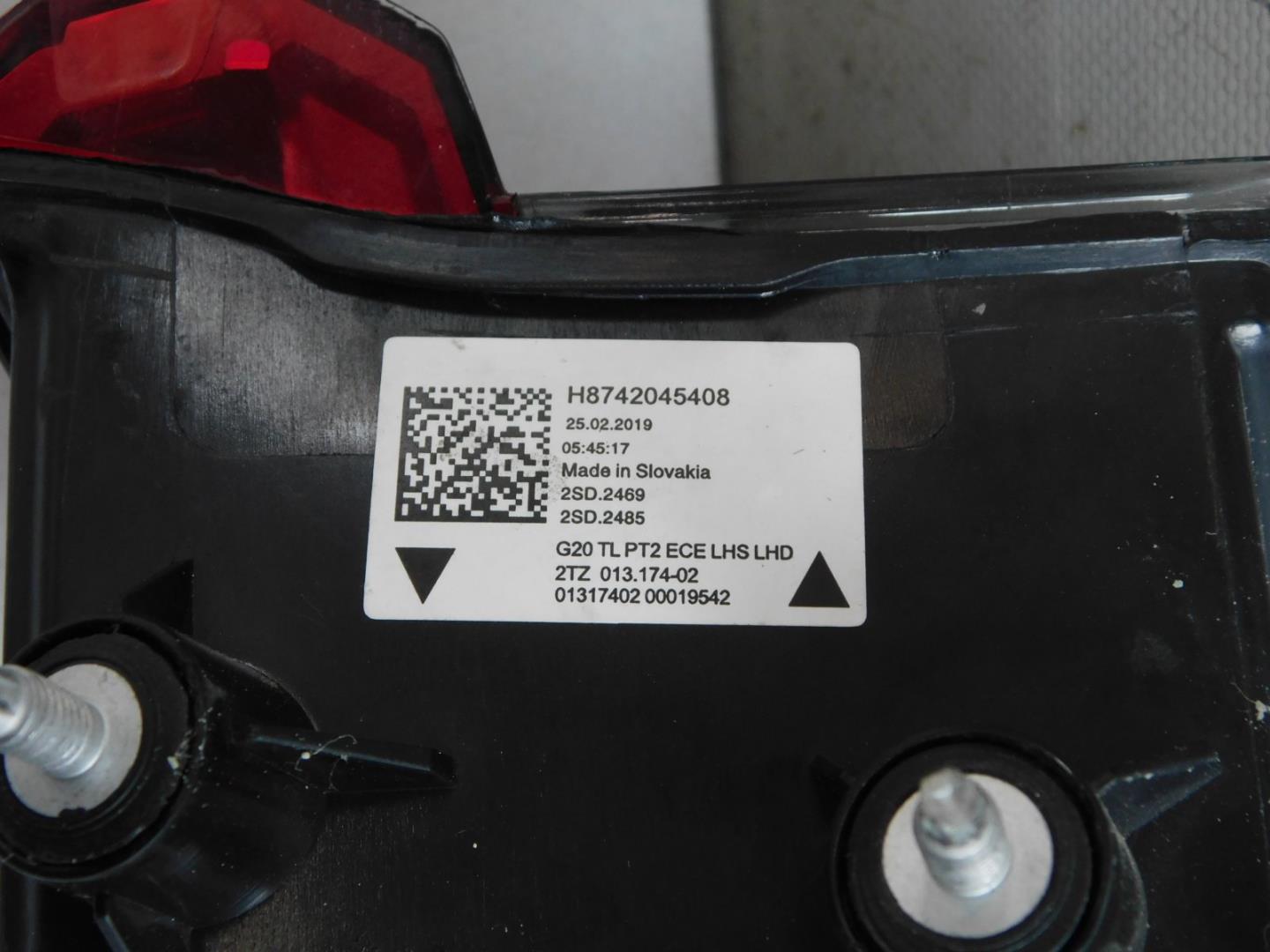 Фонарь задний наружный левый