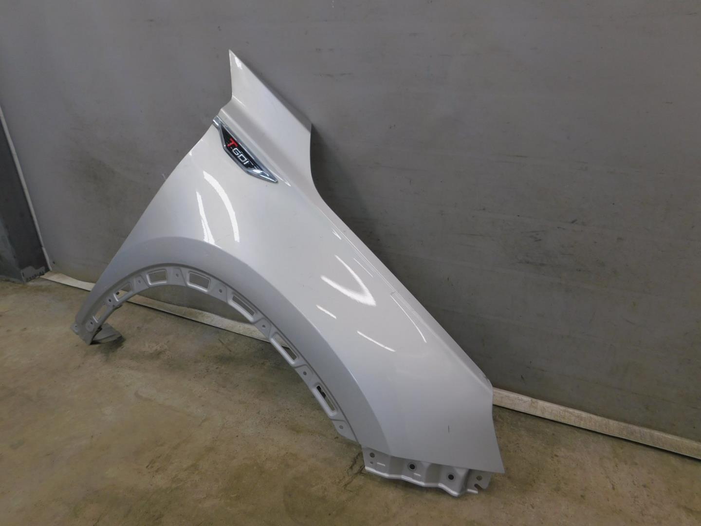 Крыло переднее правое