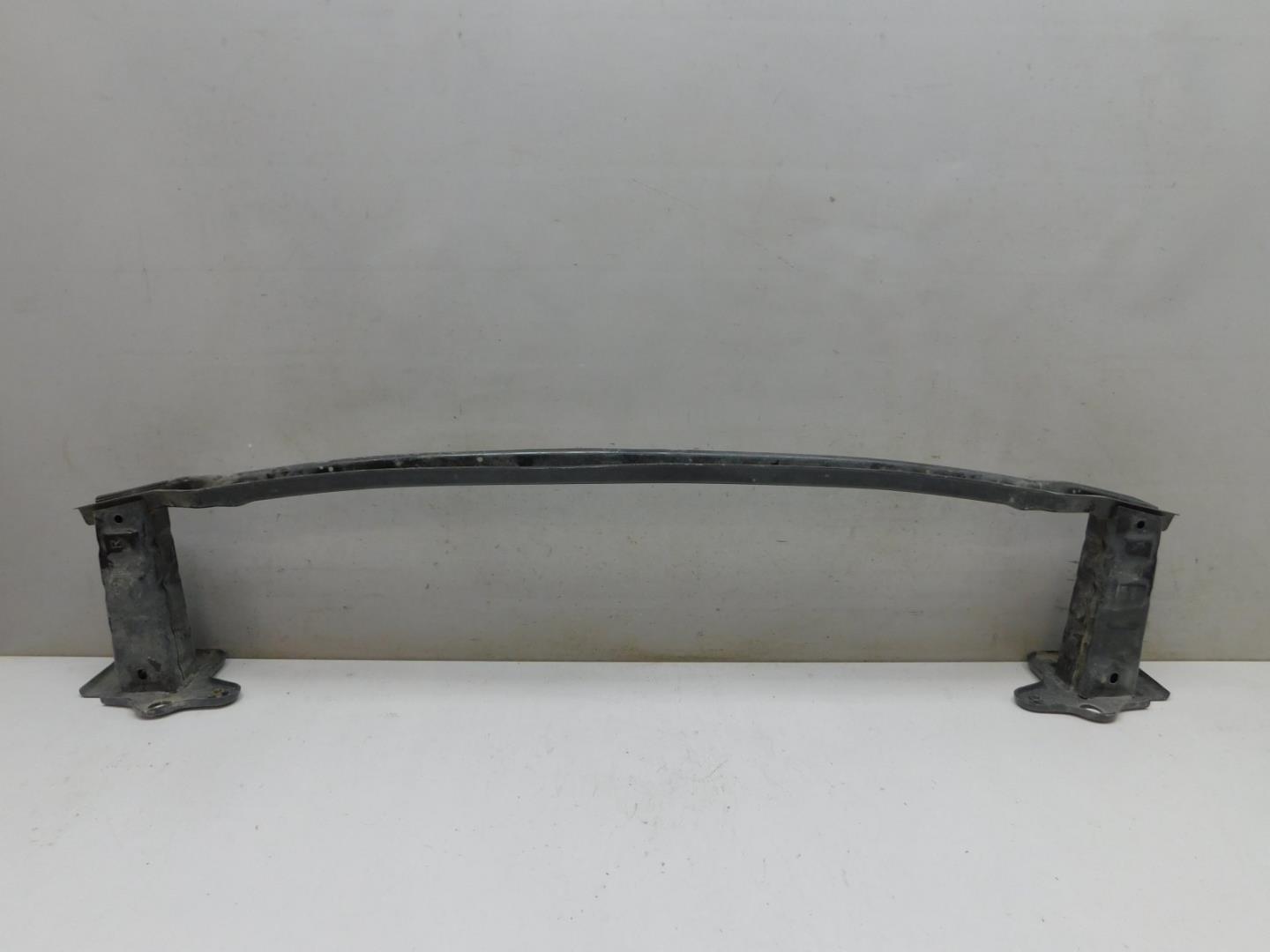 Усилитель переднего бампера