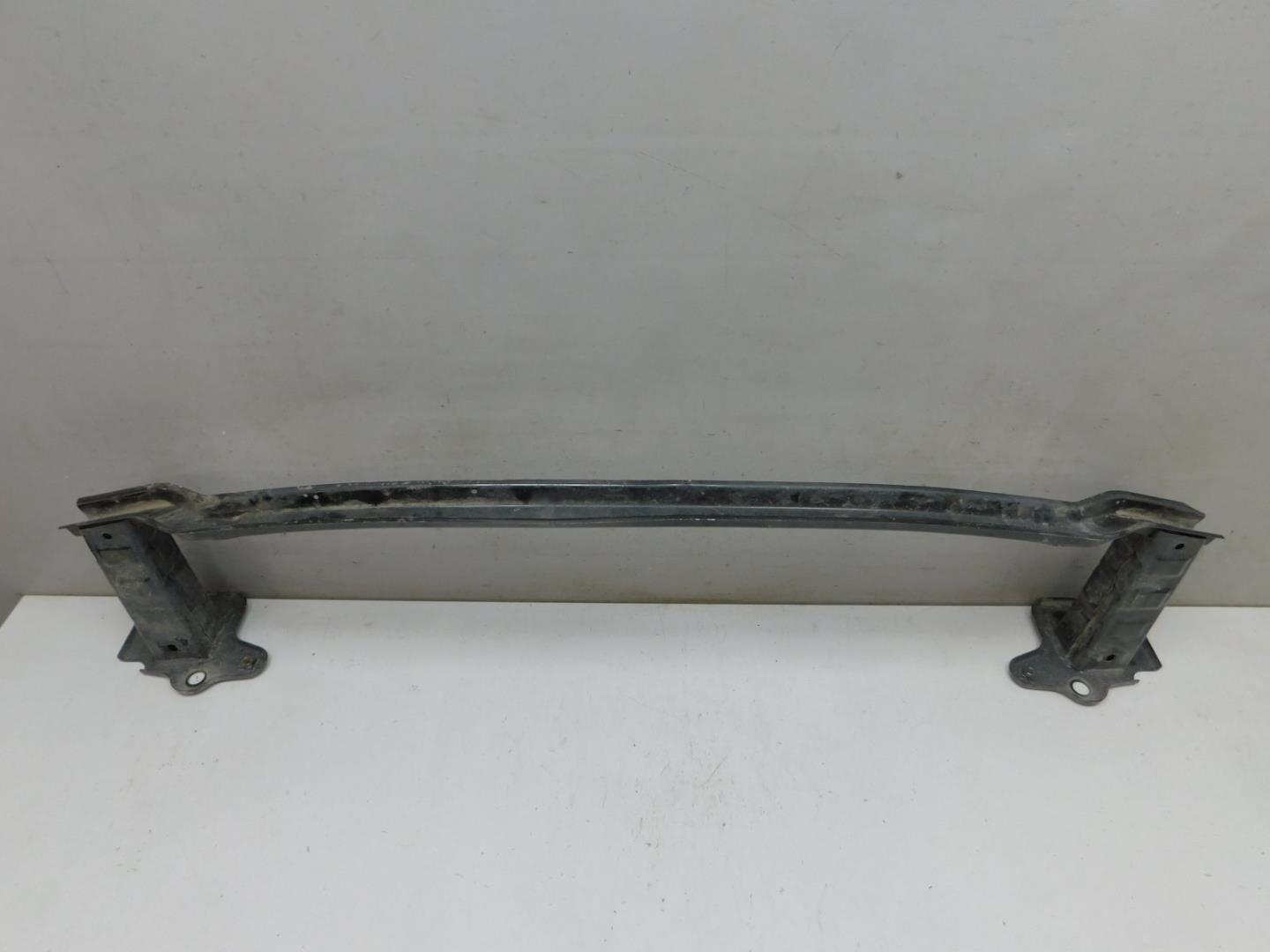 Усилитель переднего бампера