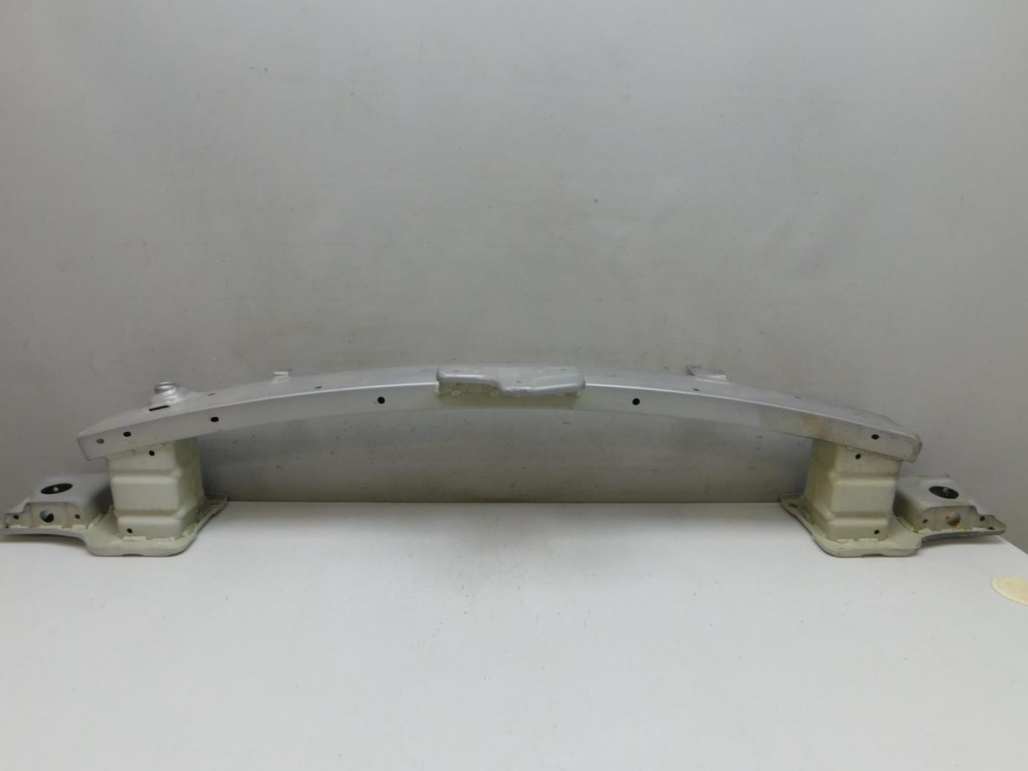 Усилитель переднего бампера