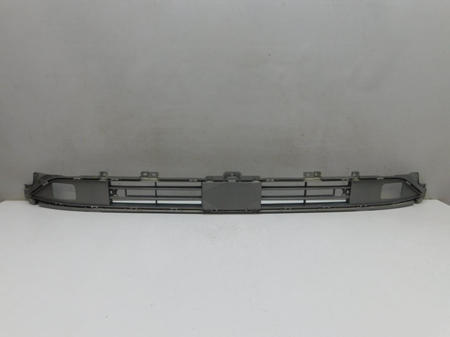 Решетка в бампер центральная