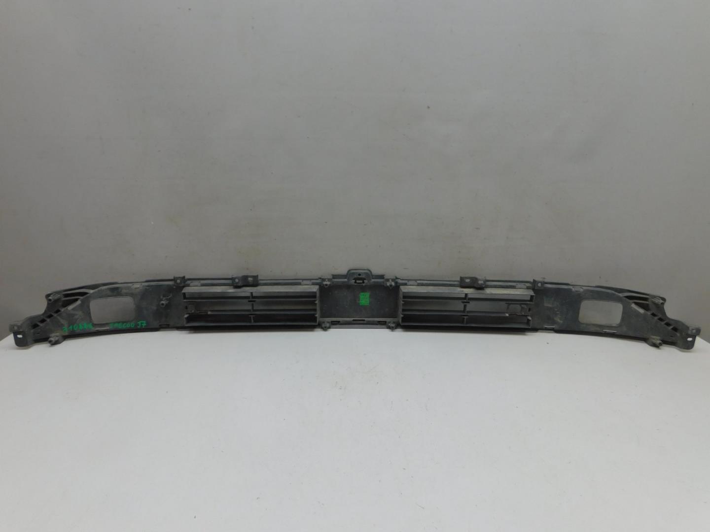 Решетка в бампер центральная