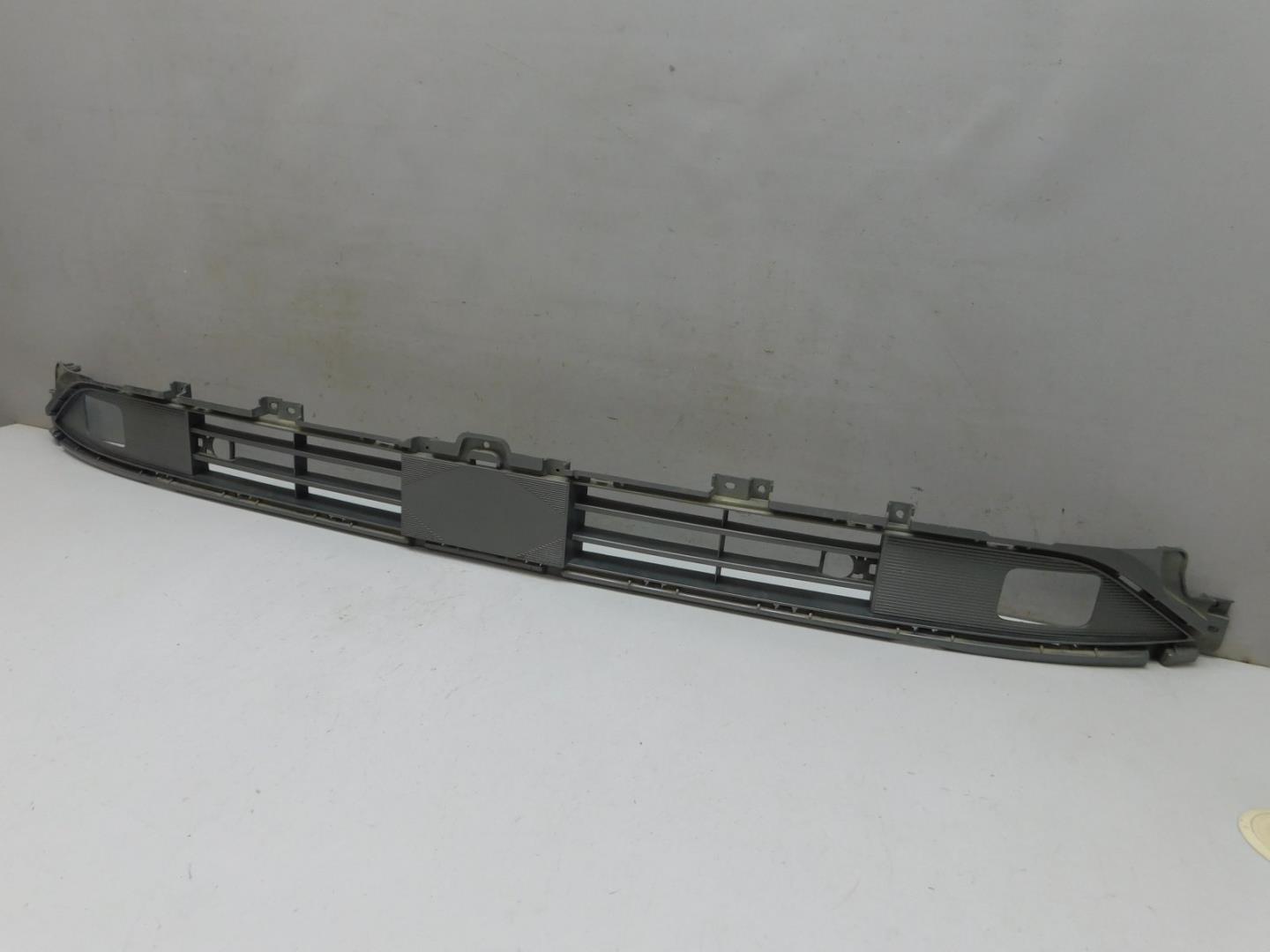 Решетка в бампер центральная