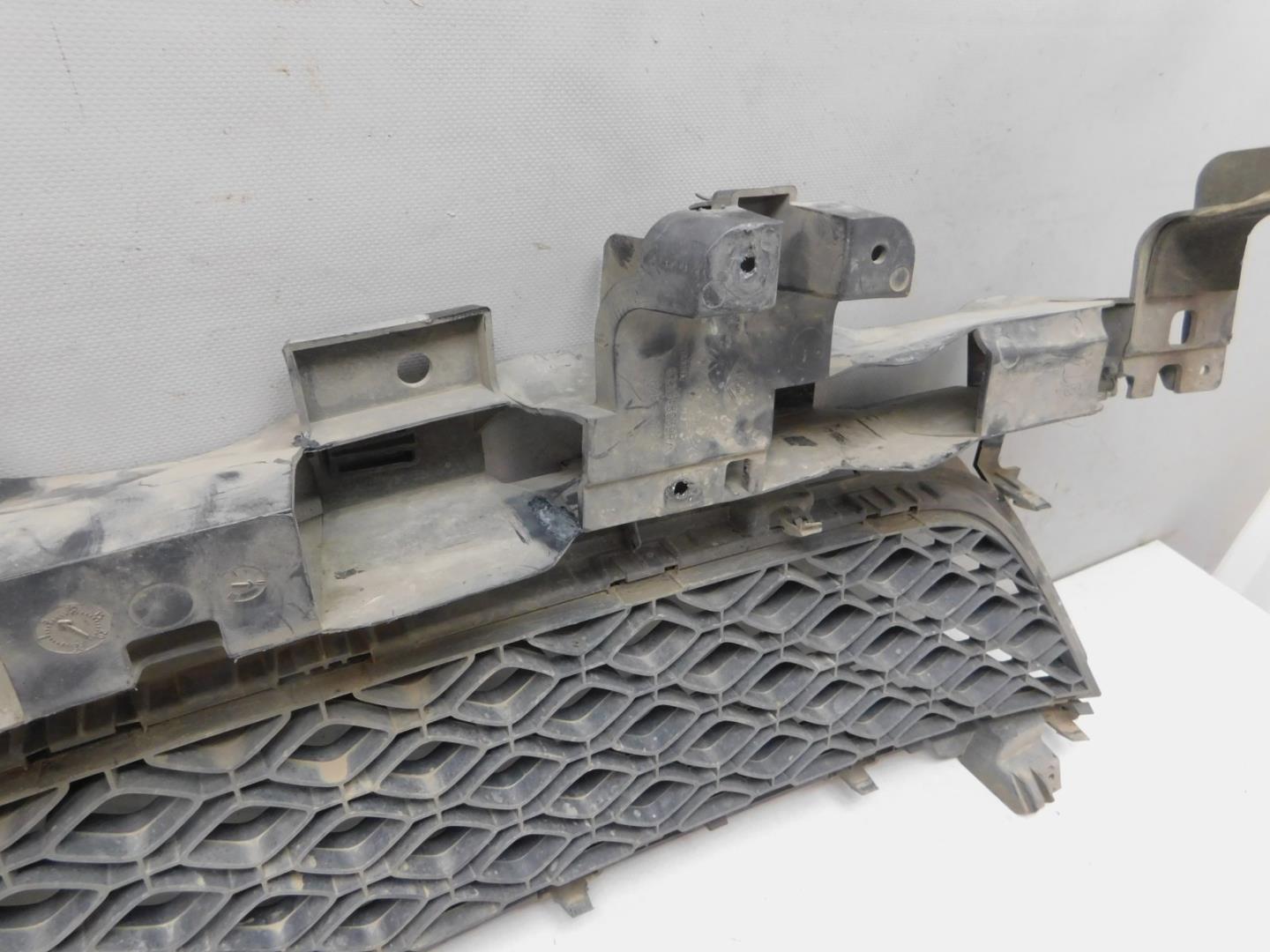 Решетка в бампер центральная