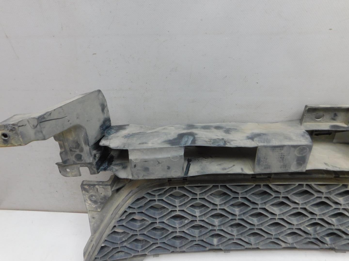 Решетка в бампер центральная