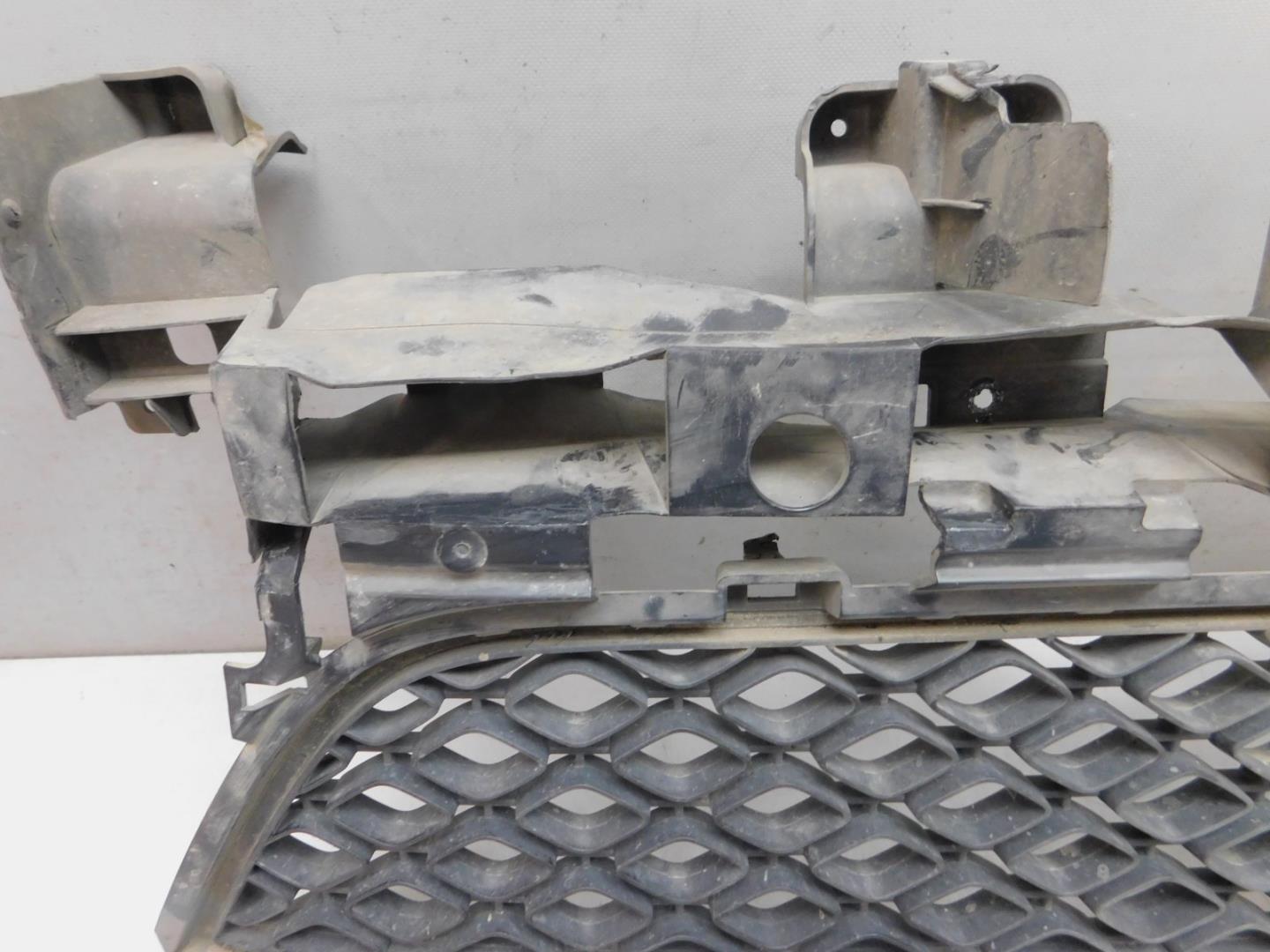 Решетка в бампер центральная