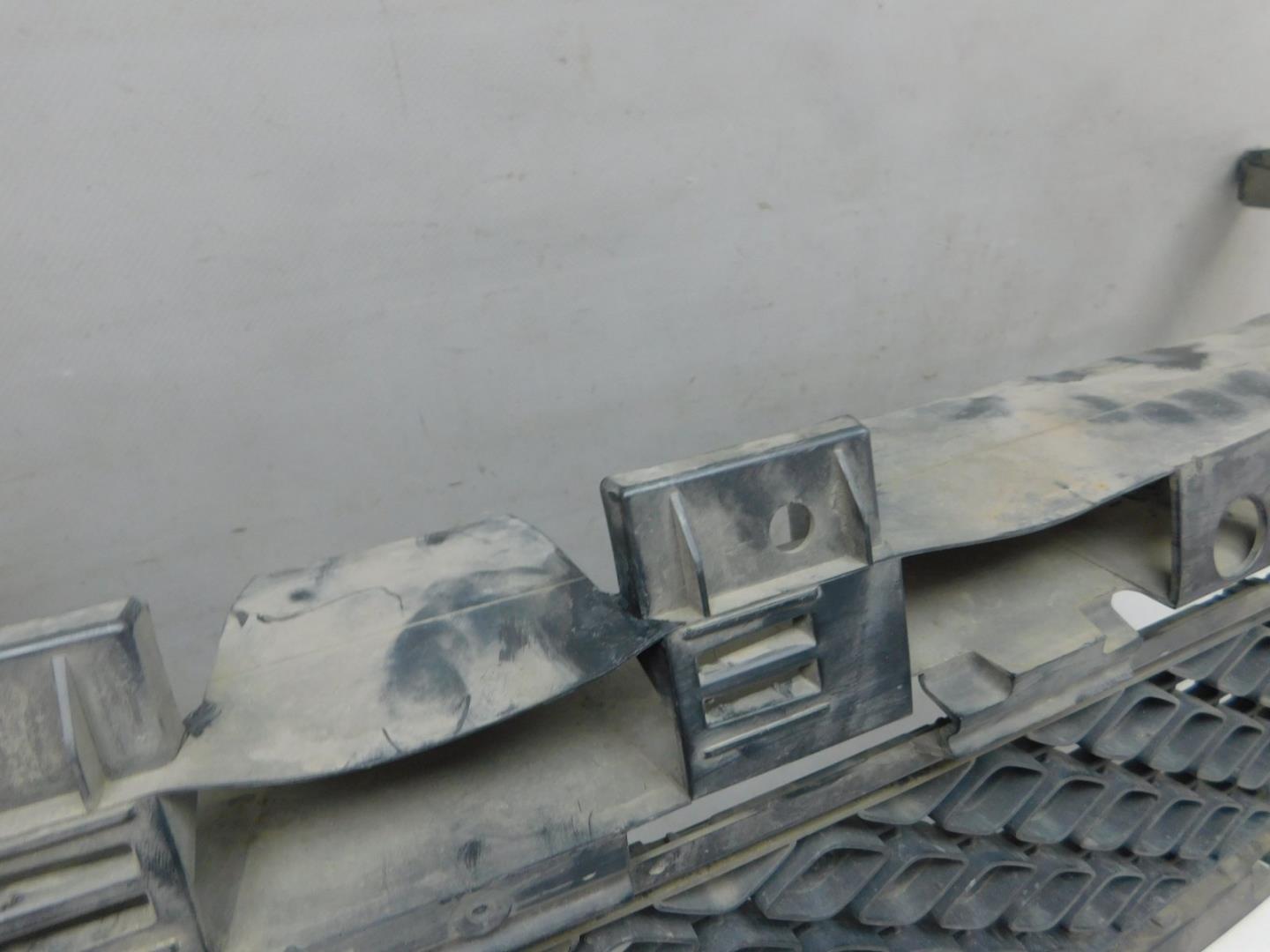 Решетка в бампер центральная