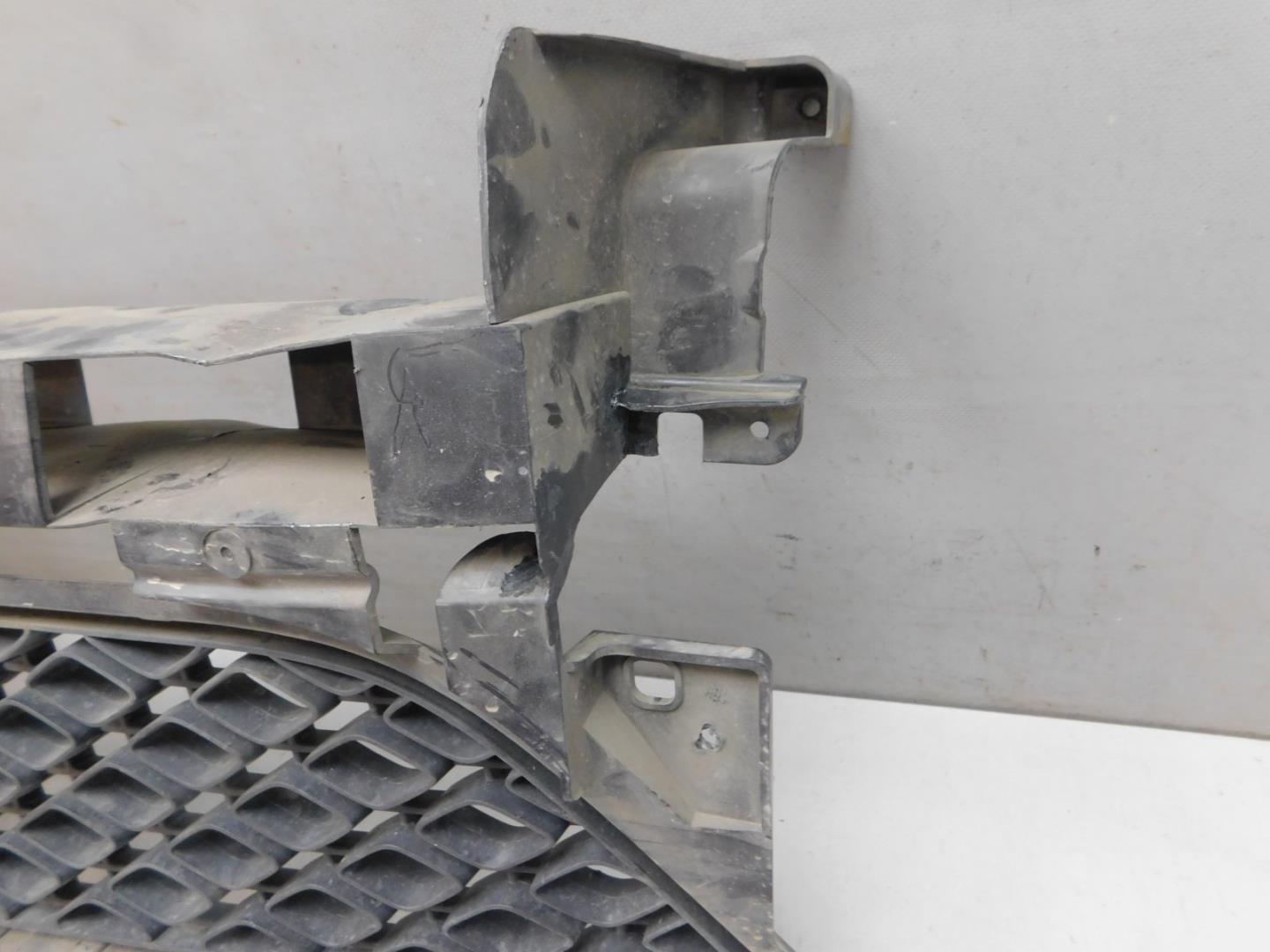 Решетка в бампер центральная