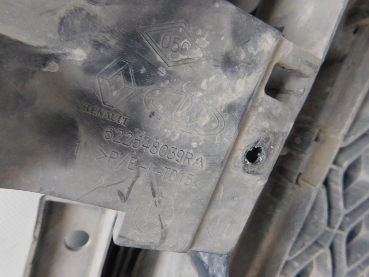 Решетка в бампер центральная