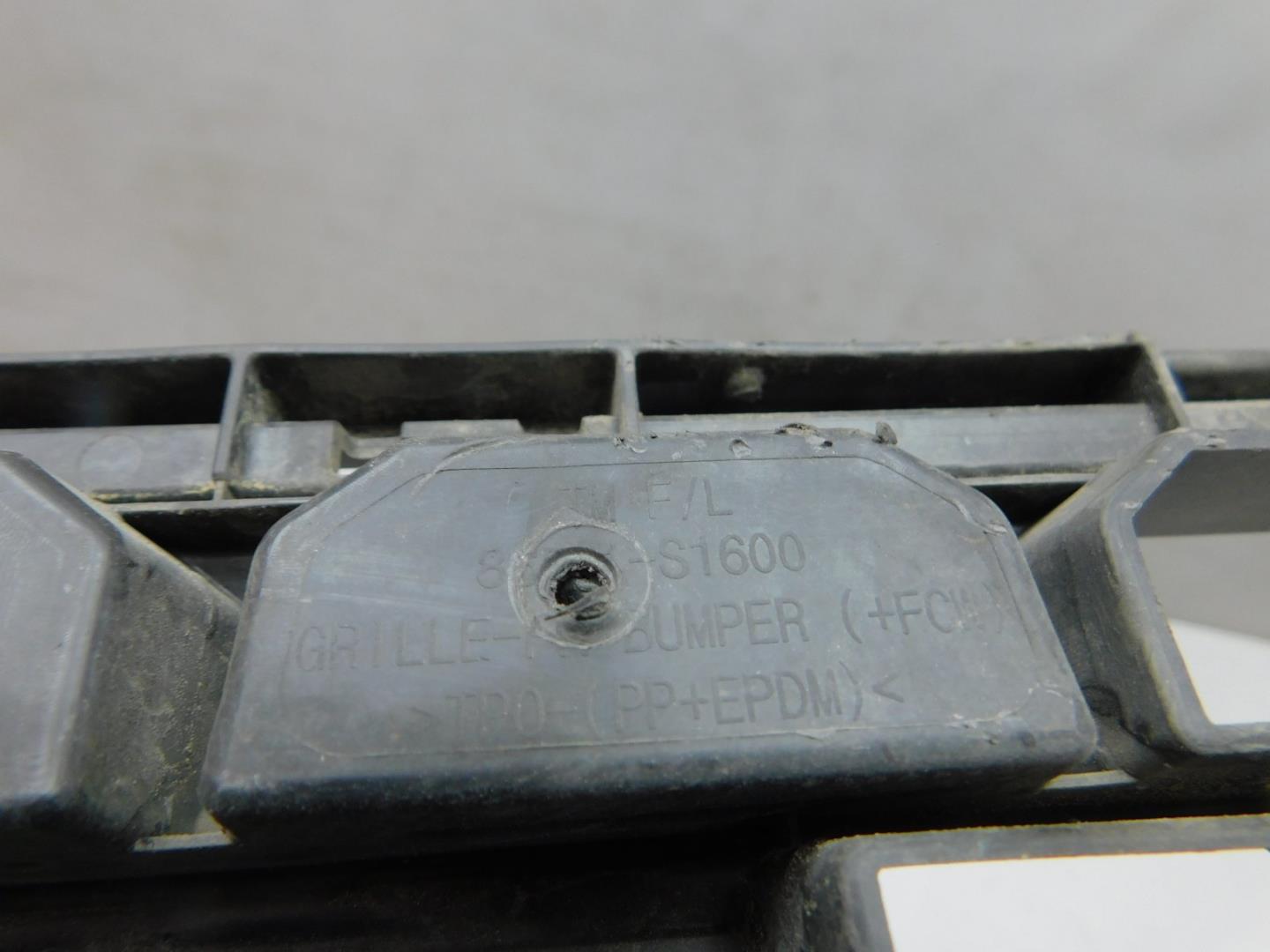 Решетка в бампер центральная