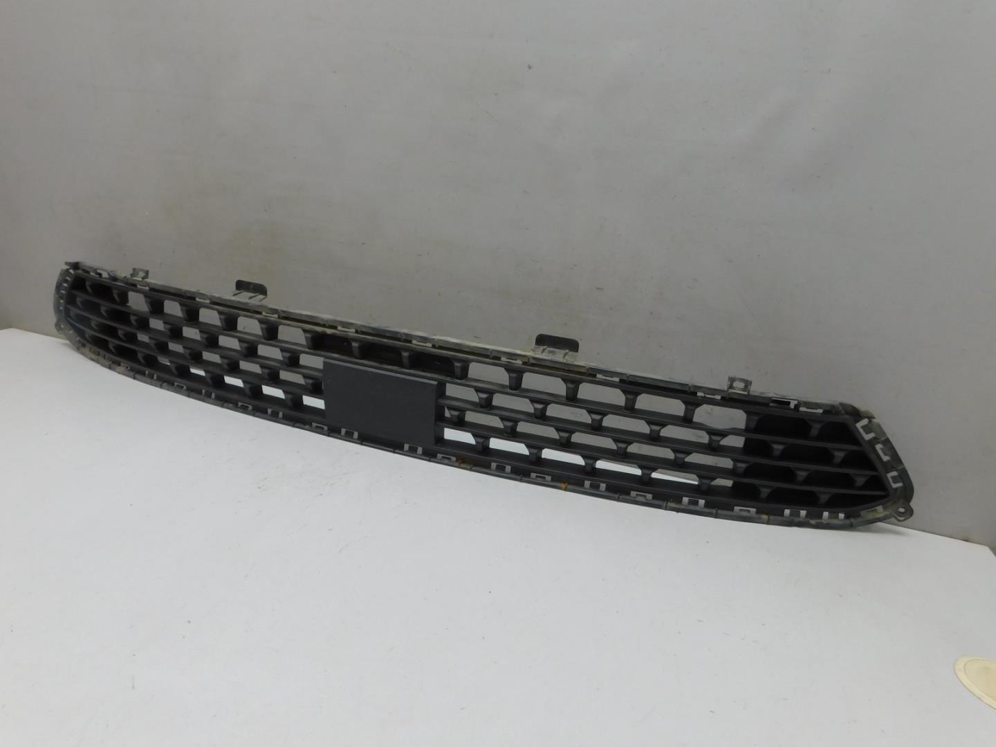 Решетка в бампер центральная