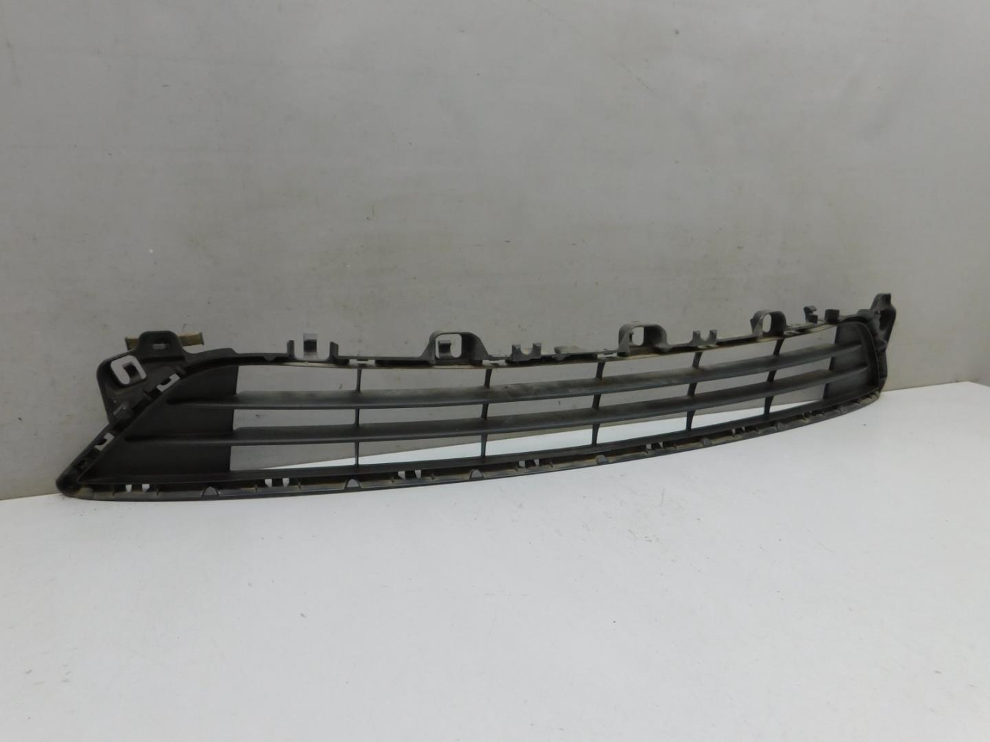 Решетка в бампер центральная