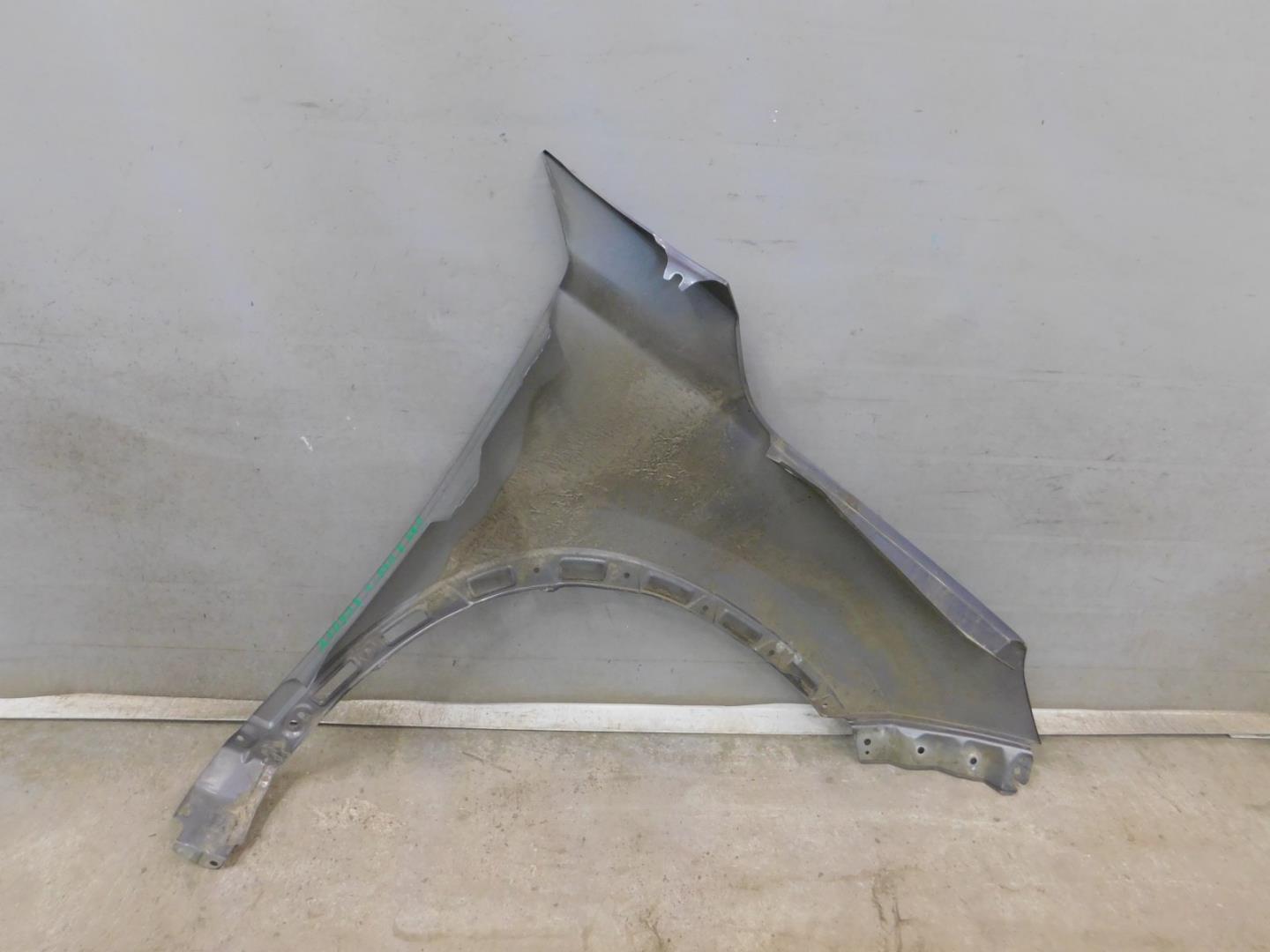 Крыло переднее левое