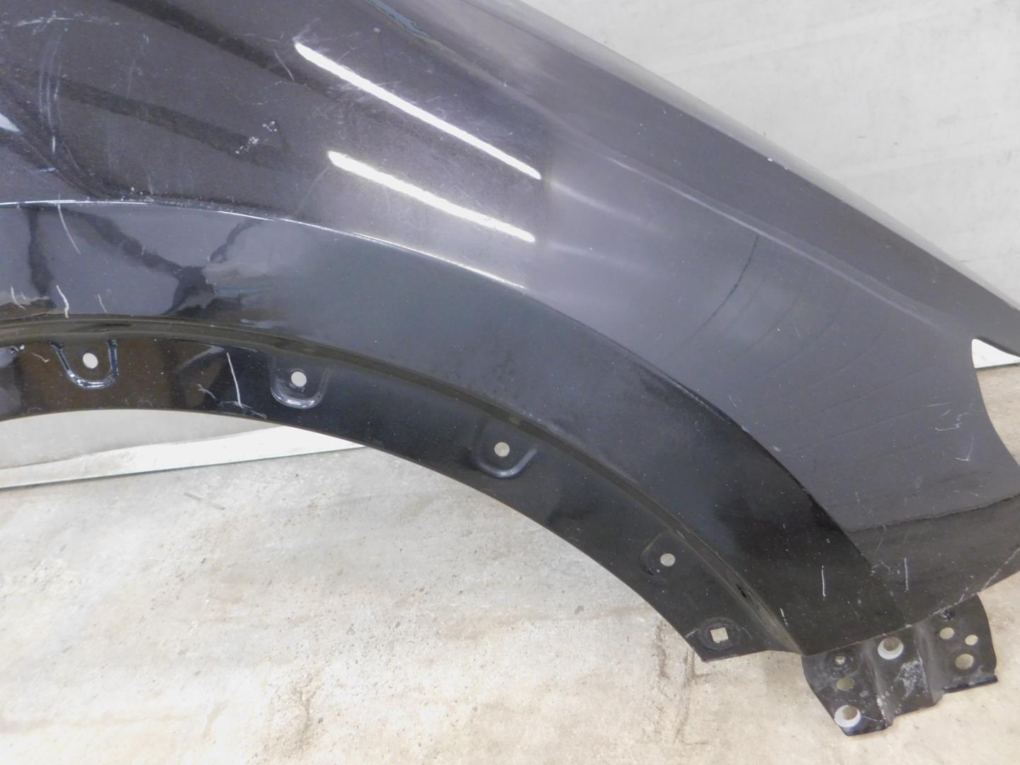 Крыло переднее правое