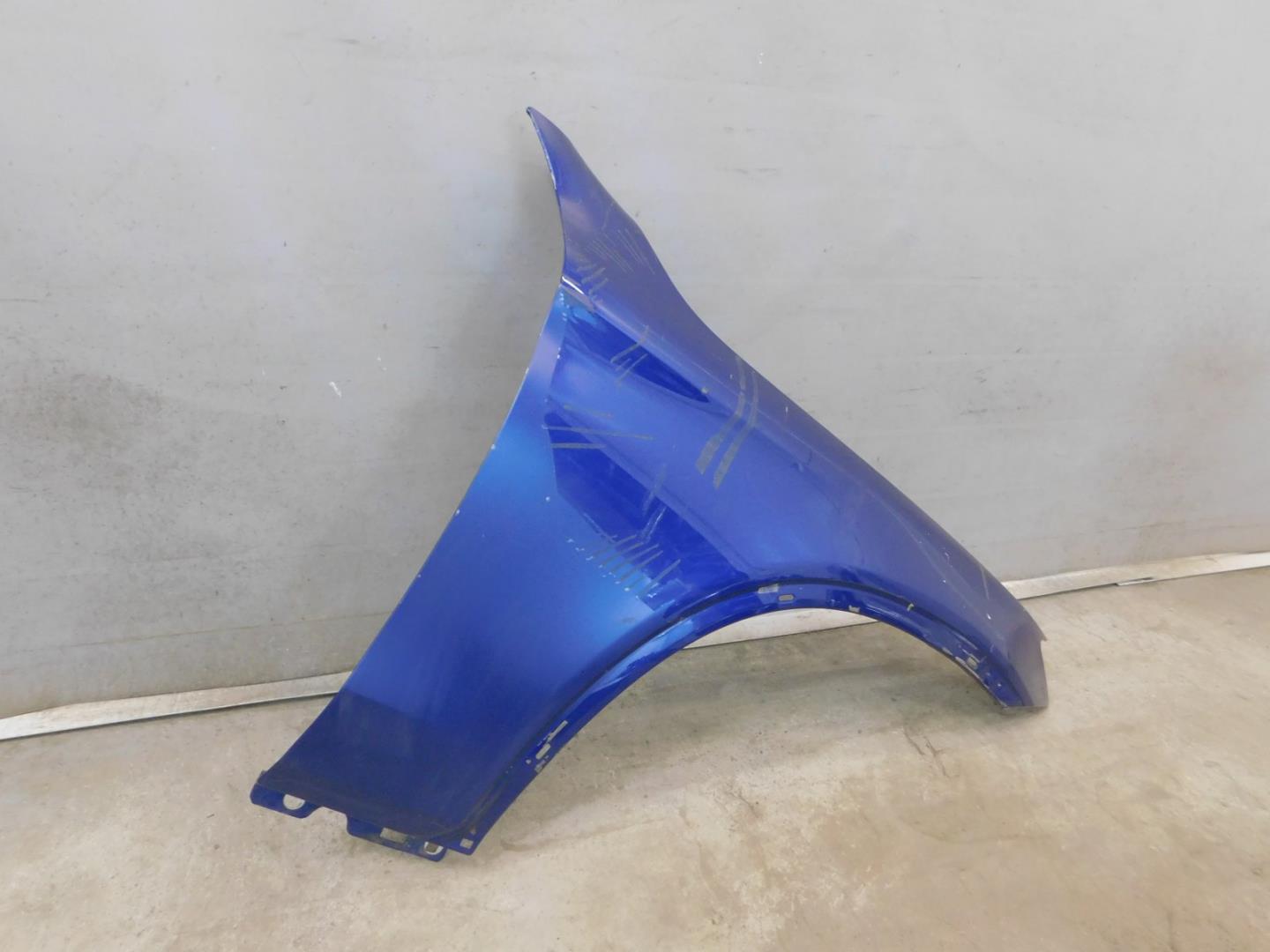 Крыло переднее правое