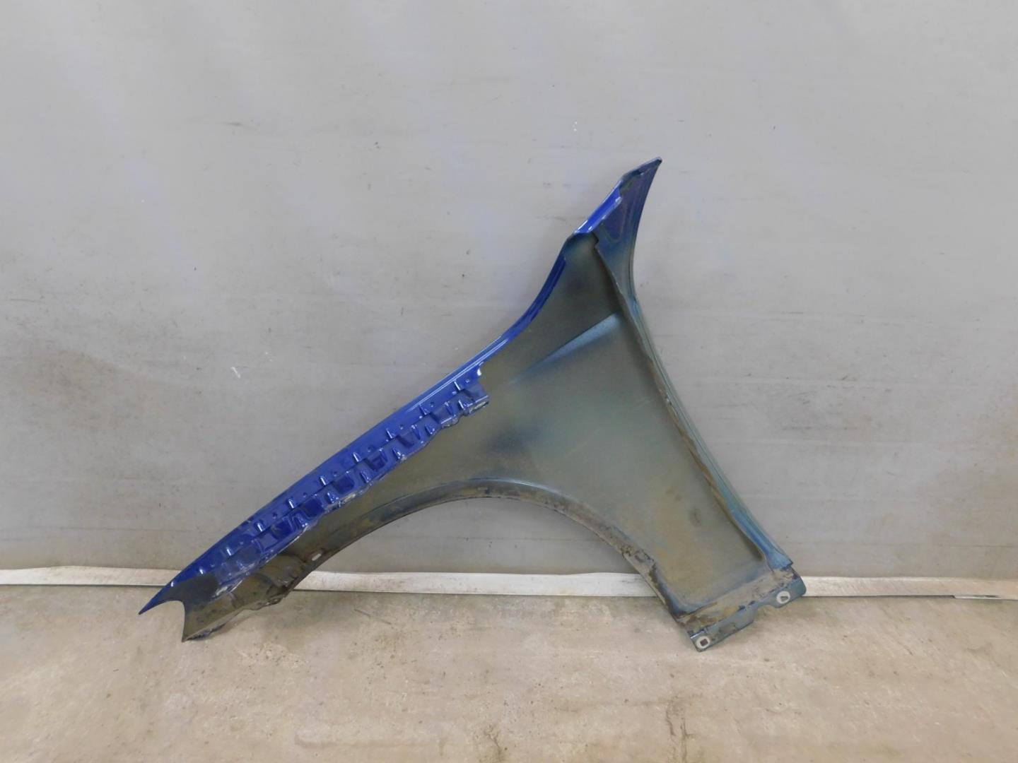 Крыло переднее правое