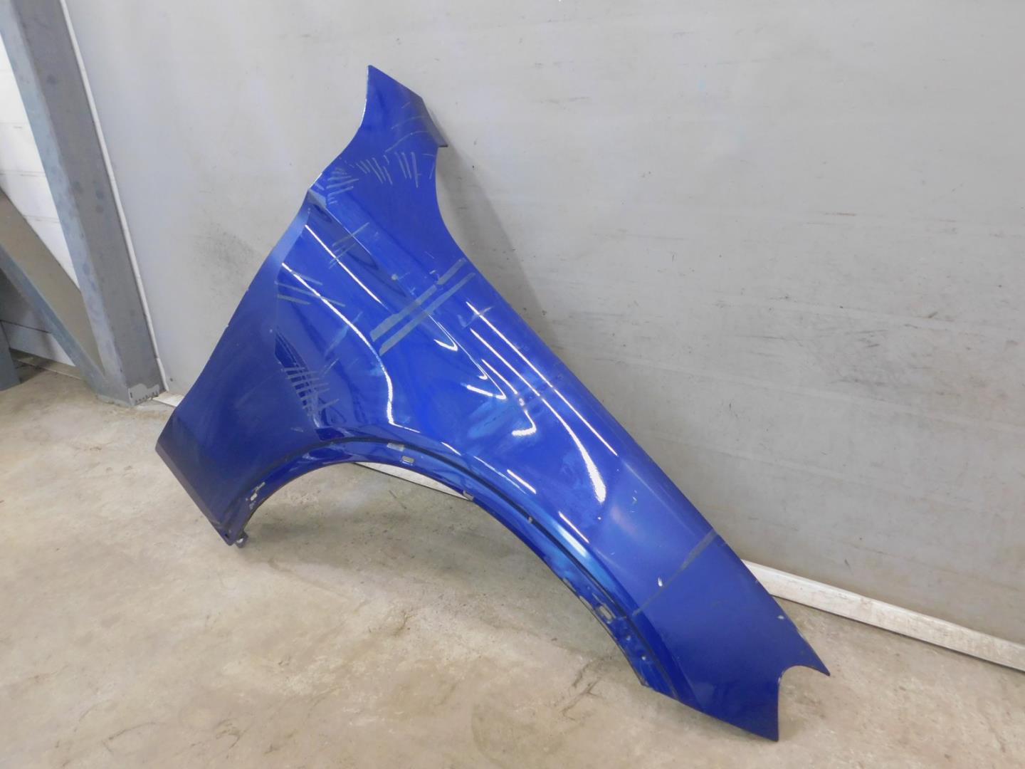 Крыло переднее правое