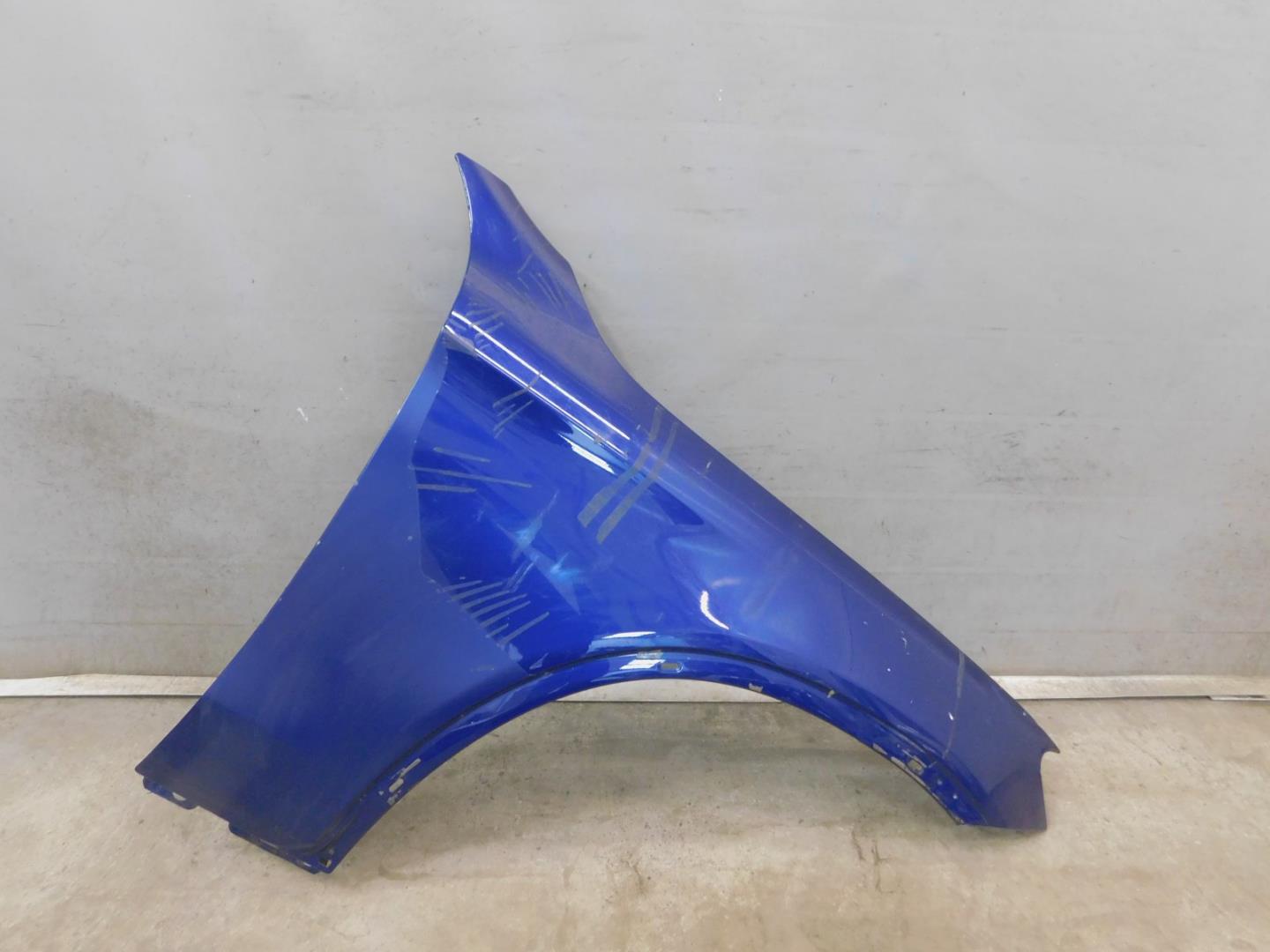 Крыло переднее правое