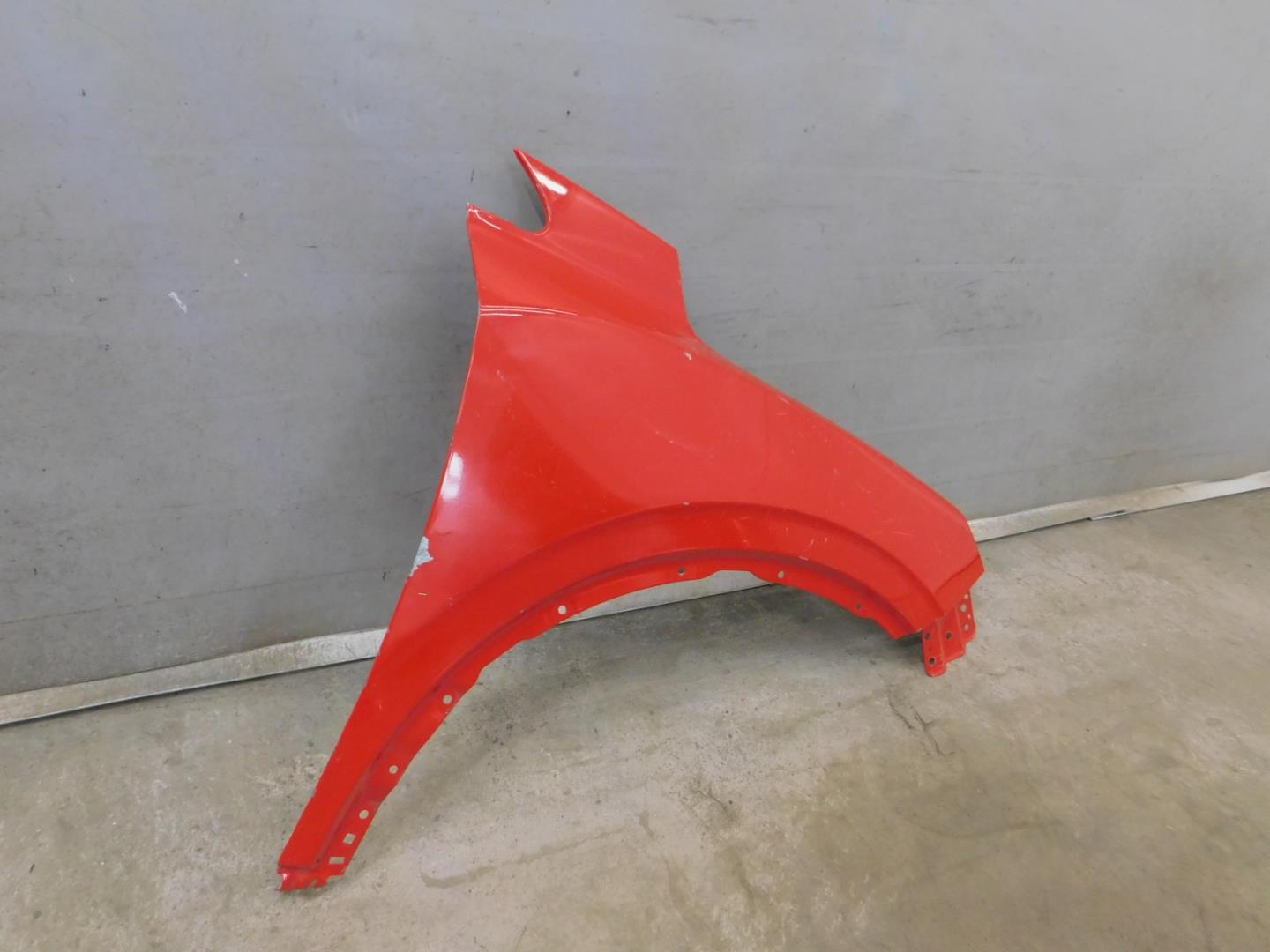 Крыло переднее правое