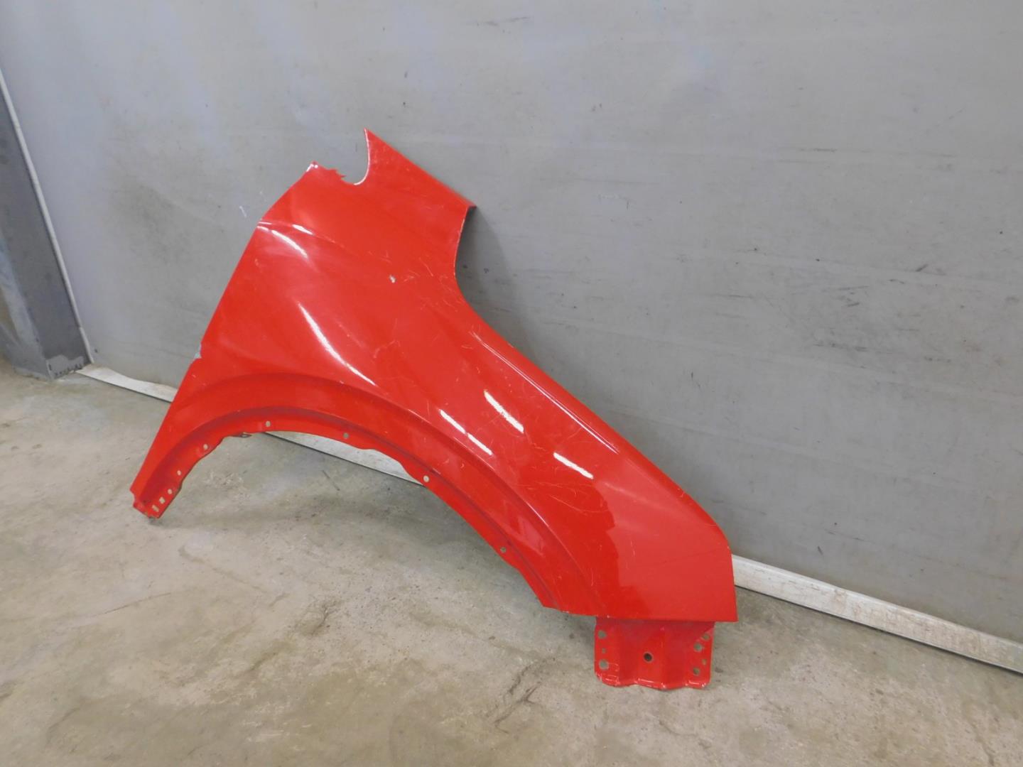 Крыло переднее правое