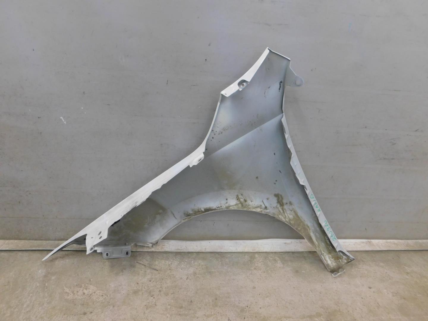 Крыло переднее правое