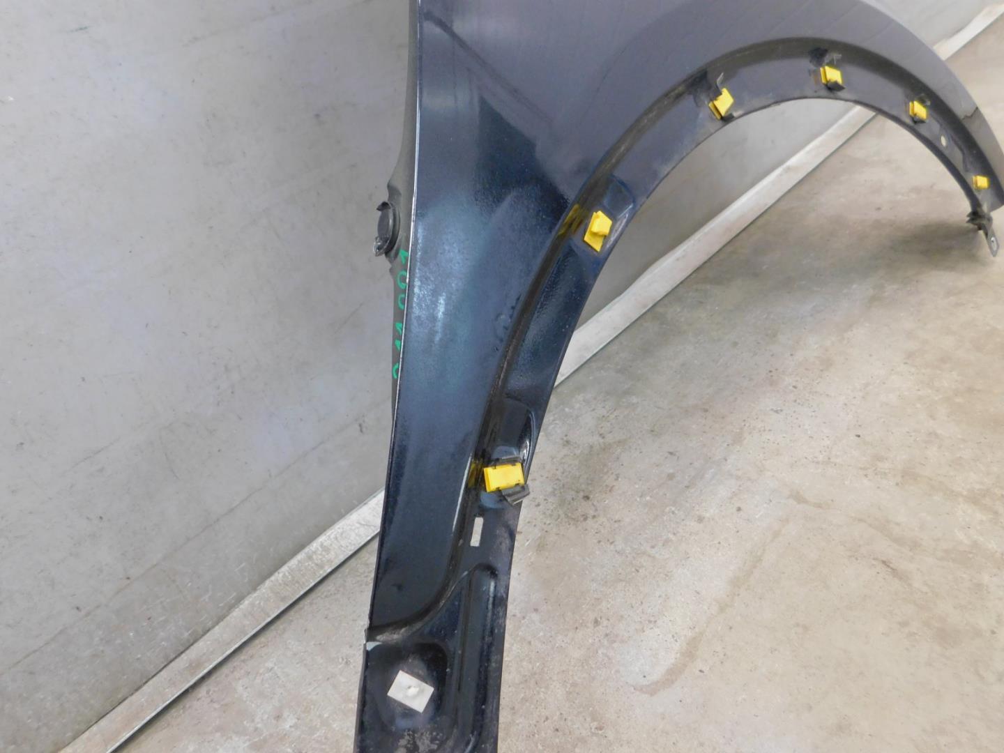 Крыло переднее правое