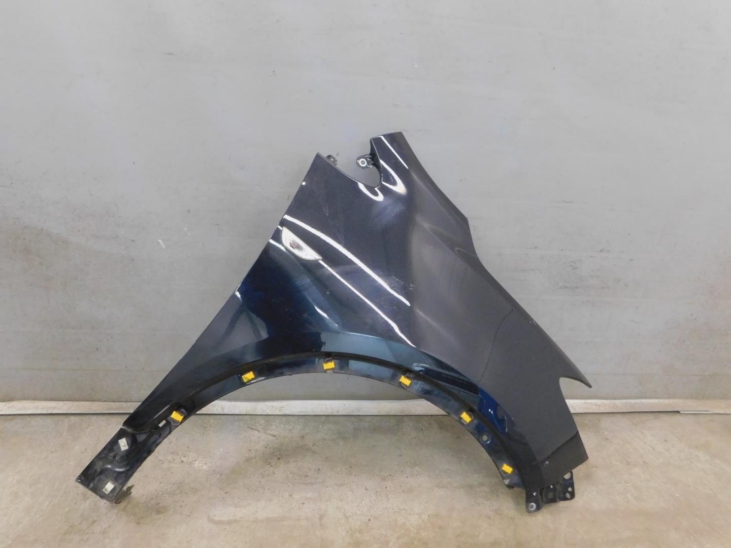 Крыло переднее правое