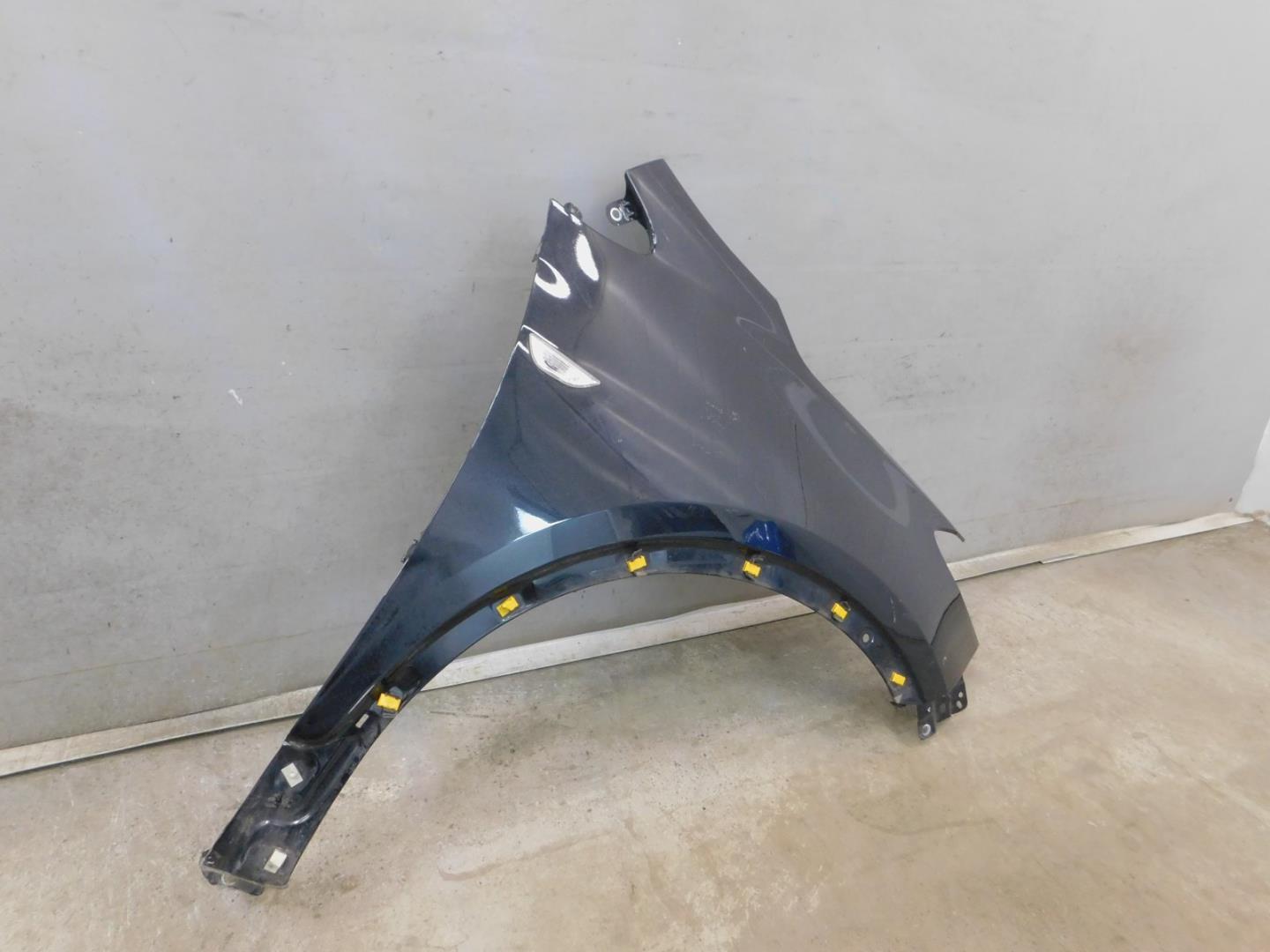 Крыло переднее правое